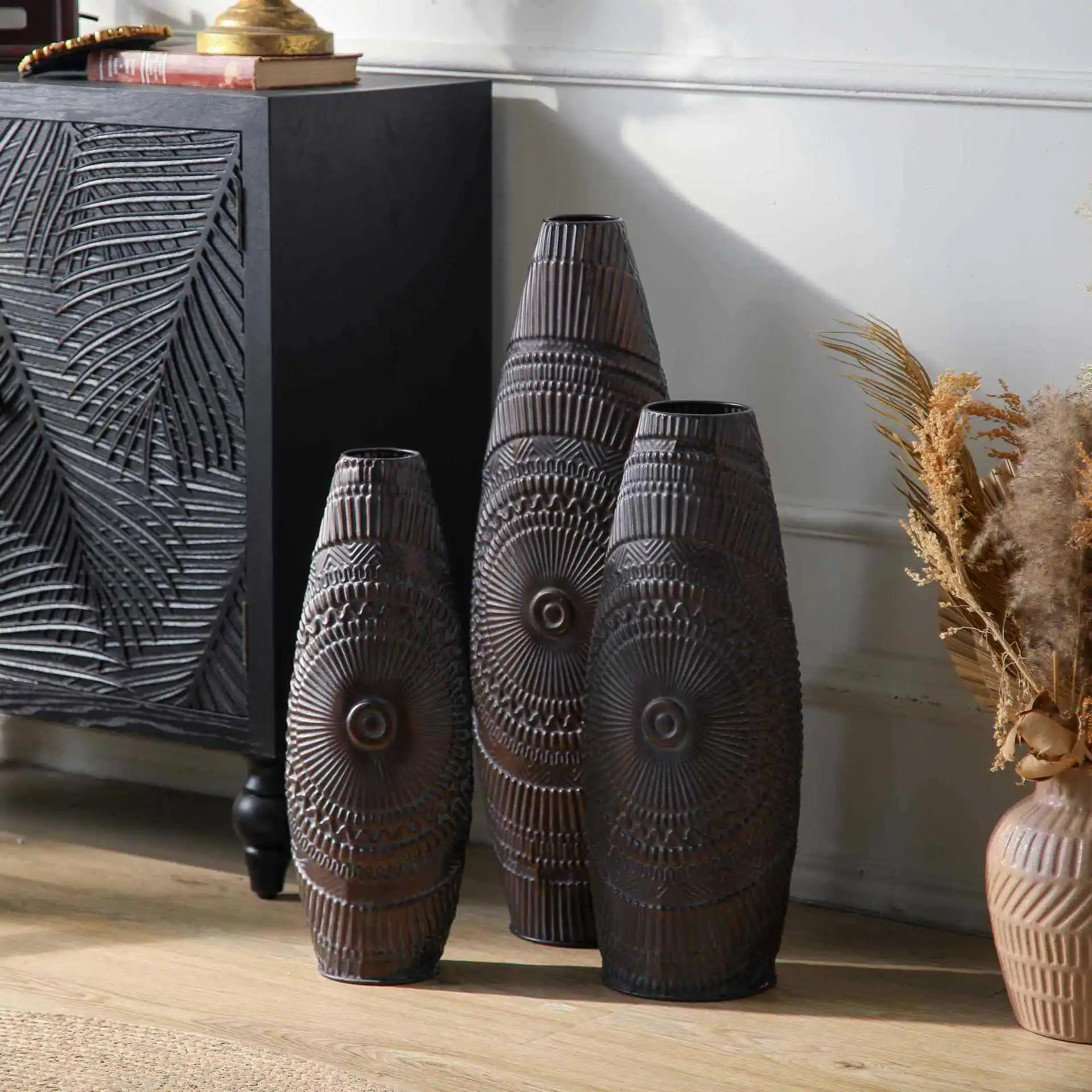 Black wrought iron floor-to-ceiling vase set, personalized carved pattern interior decoration ornament bottle