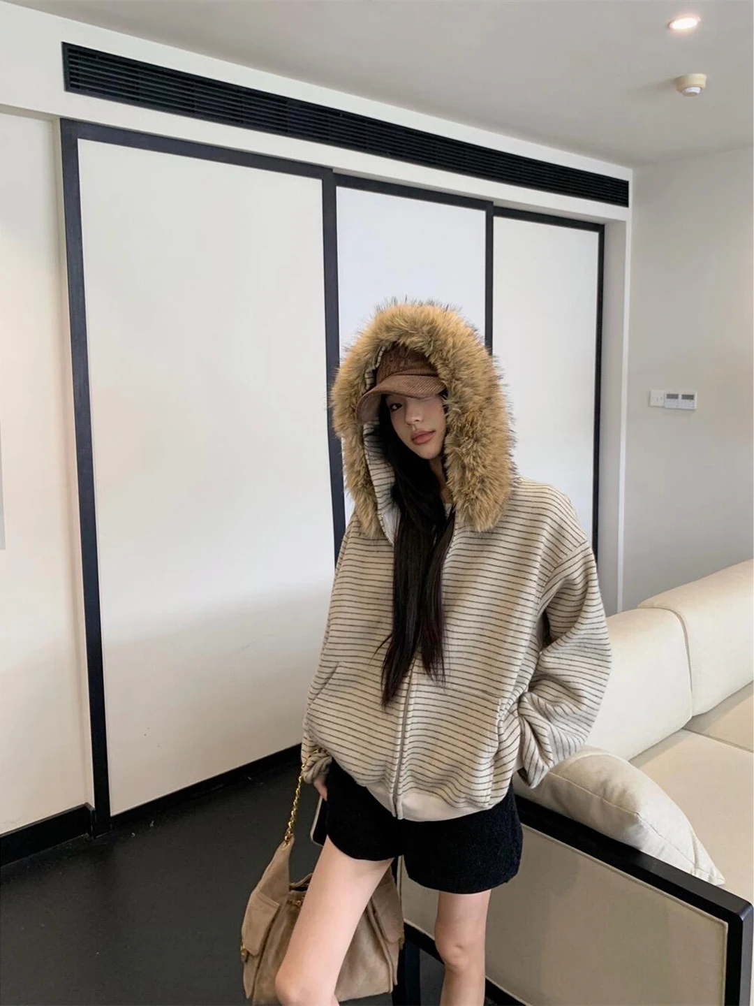 

Ретро-куртка в американском стиле с капюшоном на молнии, с меховым воротником, в полоску, светло-коричневая, повседневная, в корейском стиле, осенне-зимняя мужская толстовка