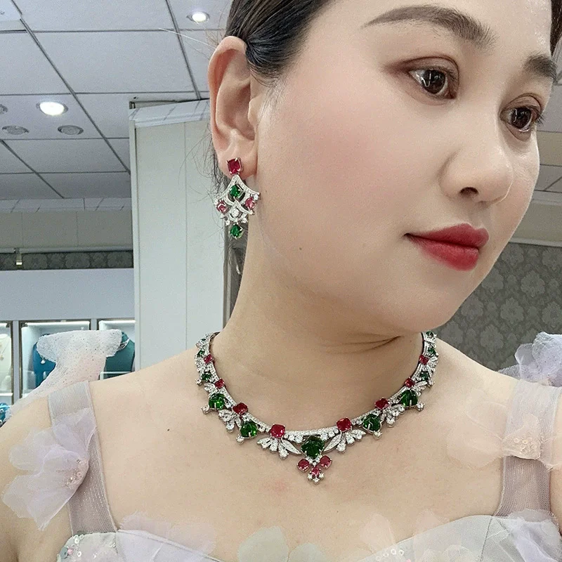 

Дизайнерский стиль, серьги-гвоздики, ожерелье, женские женские инкрустации, цветные кисточки с кубическим цирконом, позолоченные комплекты ювелирных изделий для ужина и вечеринки