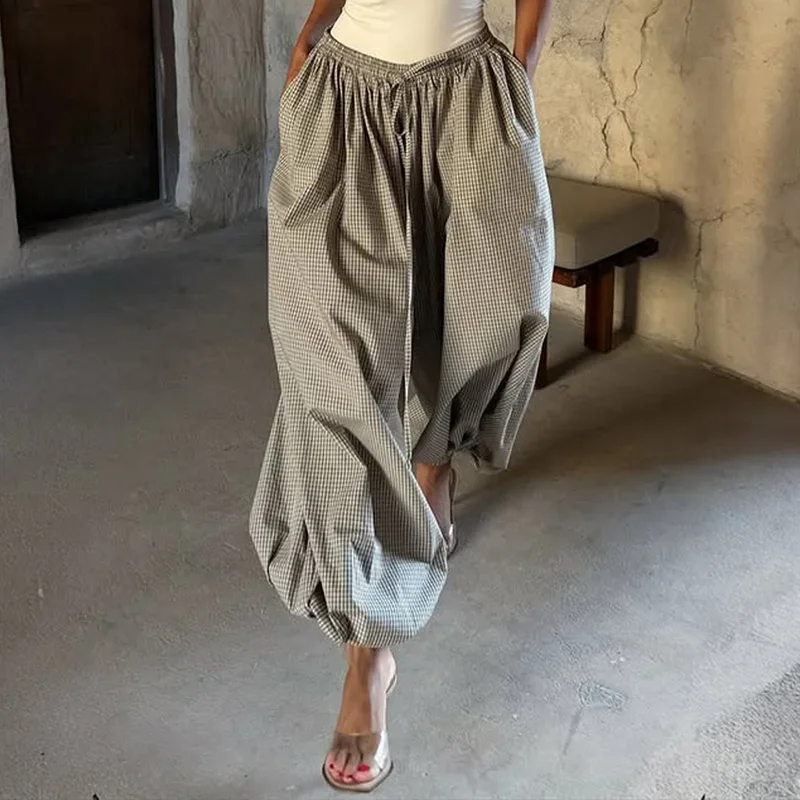 Рисунок 4 - Свободные брюки-фонарики в клетку с принтом для женщин