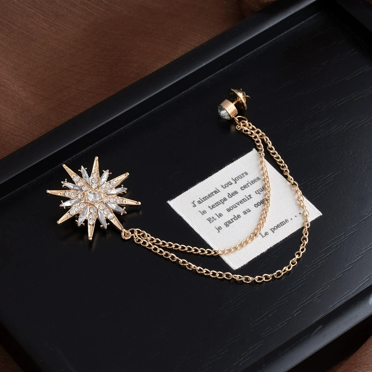 Mangxing chain inlaid diamond brooch, light luxury high-end brooch accessory, fashionable personality, versatile decoration