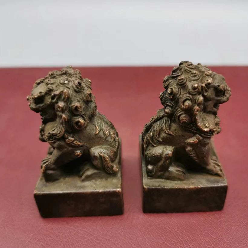 A pair of old objects with a small lion seal ornament for collecting bronze artifacts