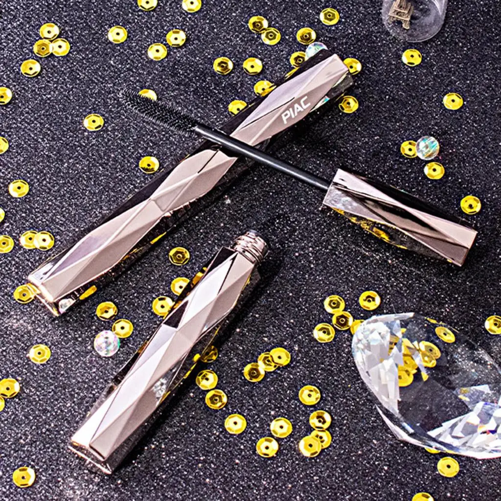 まつげマスカラは、4Dシルクファイバーを使用し、黒く透明で防水性があり、ボリュームたっぷりのアイメイクを実現します。