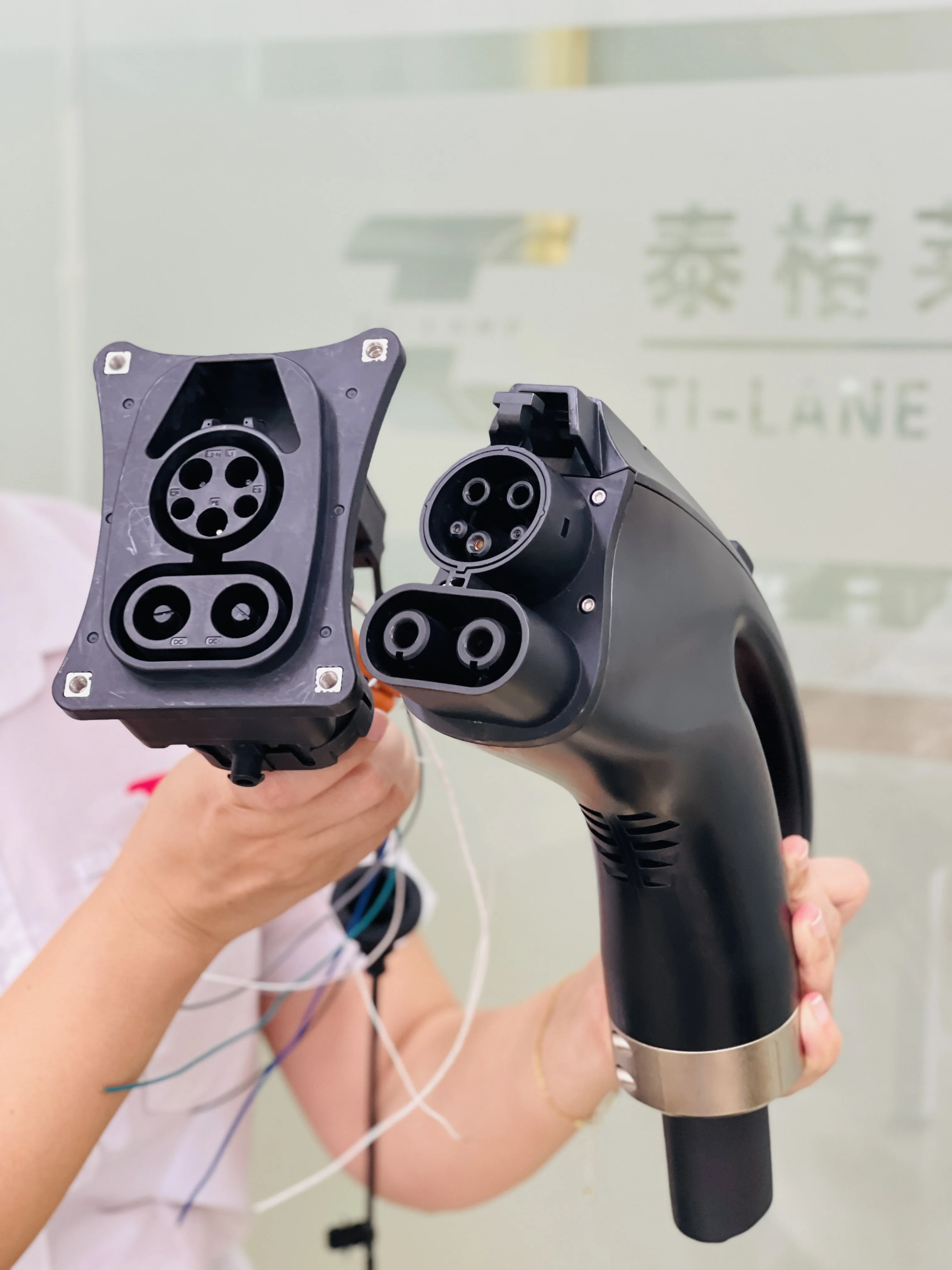 CCS1 تيار مستمر منفذ Ev شاحن أنثى التوصيل CCS1 تهمة رئيس الأمريكية Javelin رئيس Ev شاحن أسود CCS1 400 فولت 200A