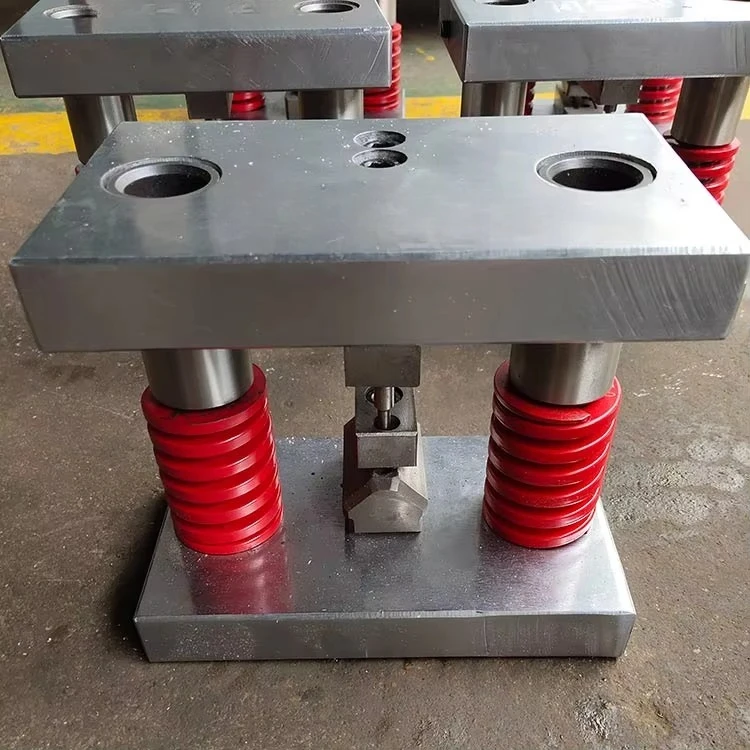 

Aluminium profile stamping machine for stamping exterior enclosures and exterior latches for doors and windows