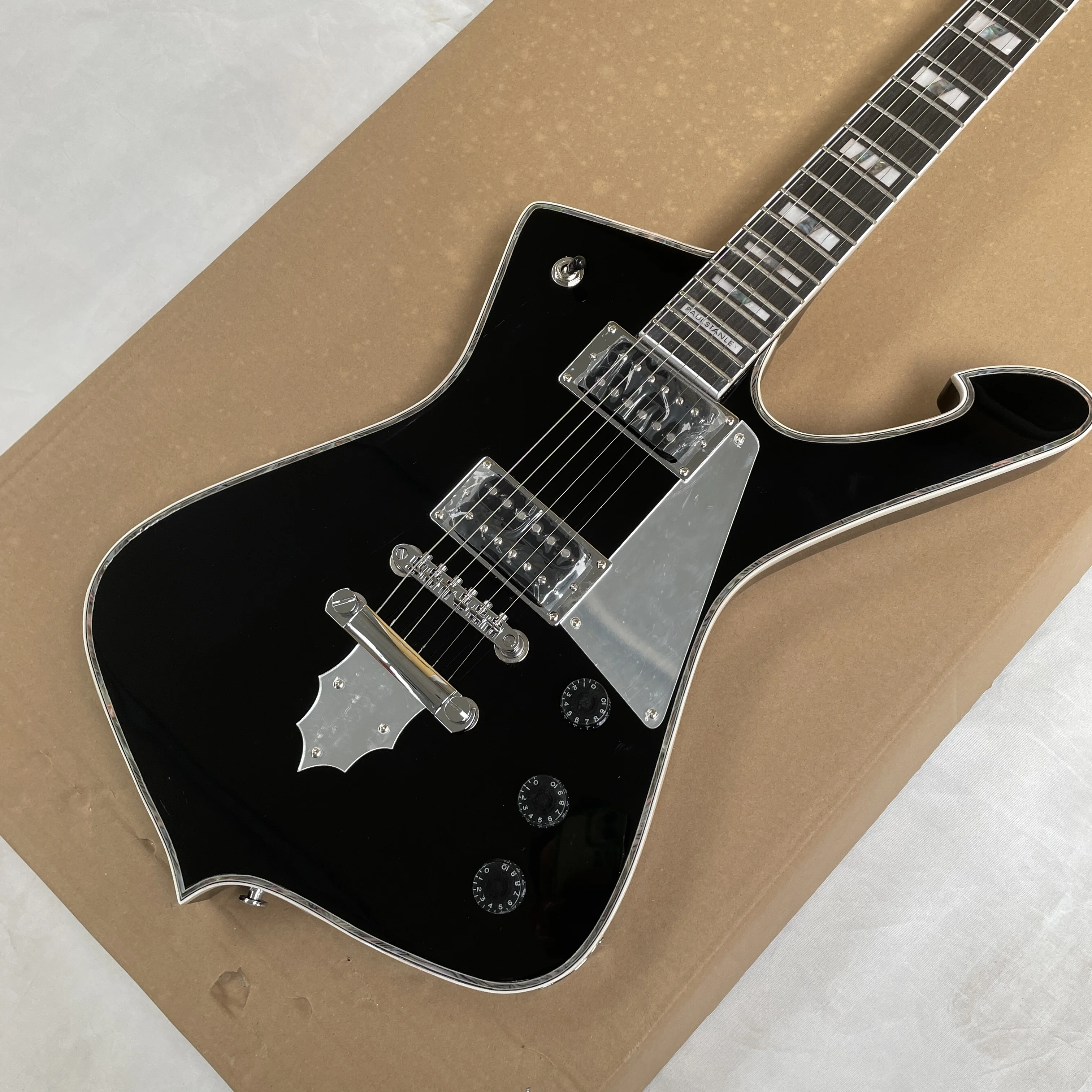 Pure black glossy electric guitar with high-grade pickups and rosewood fingerboard guitars. An advanced rock-style guitarra