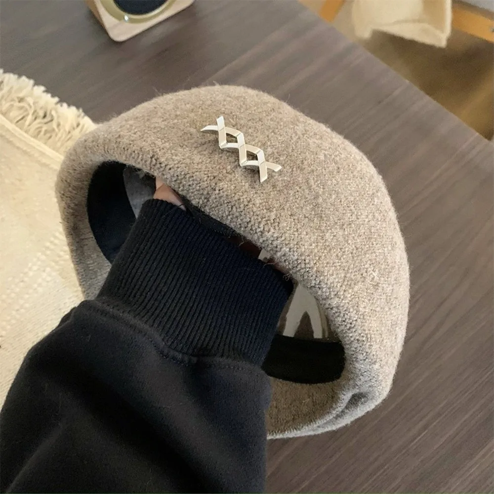 

Retro Knitted Woolen Berets Metal Label Korean Style Artist Cap Solid Color Windproof Newsboy Hat Autumn/Winter