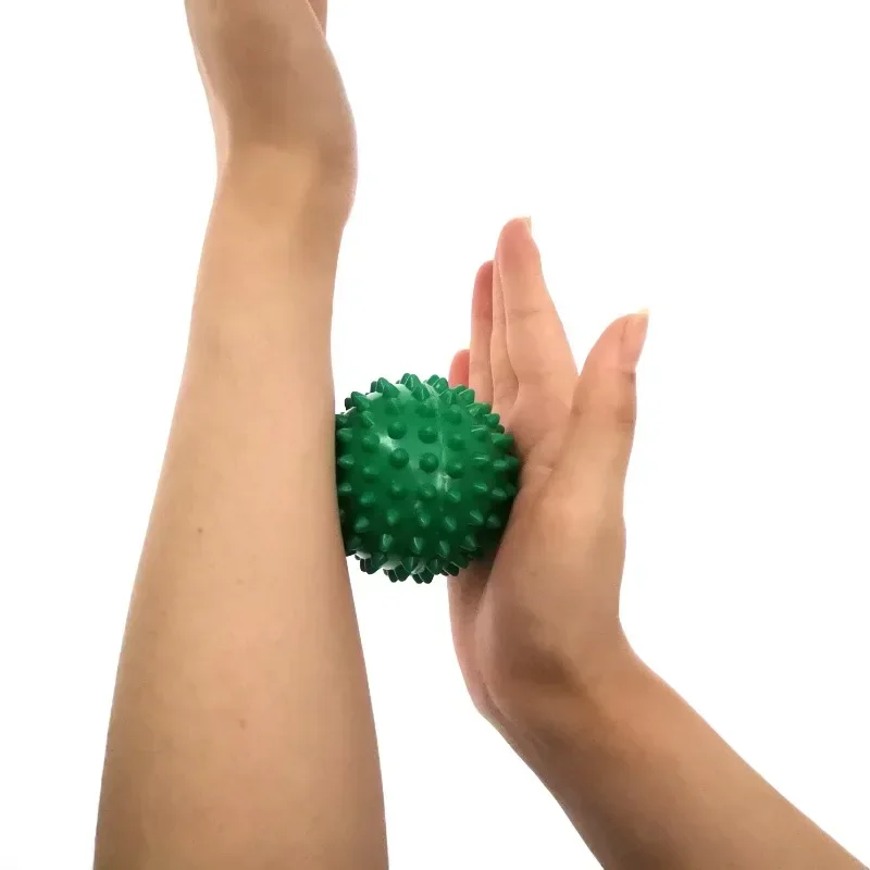 Bola pijat Spiky PVC tahan lama, titik pemicu olahraga kebugaran kaki tangan penghilang nyeri Plantar Fasciitis pereda landak 7cm bola