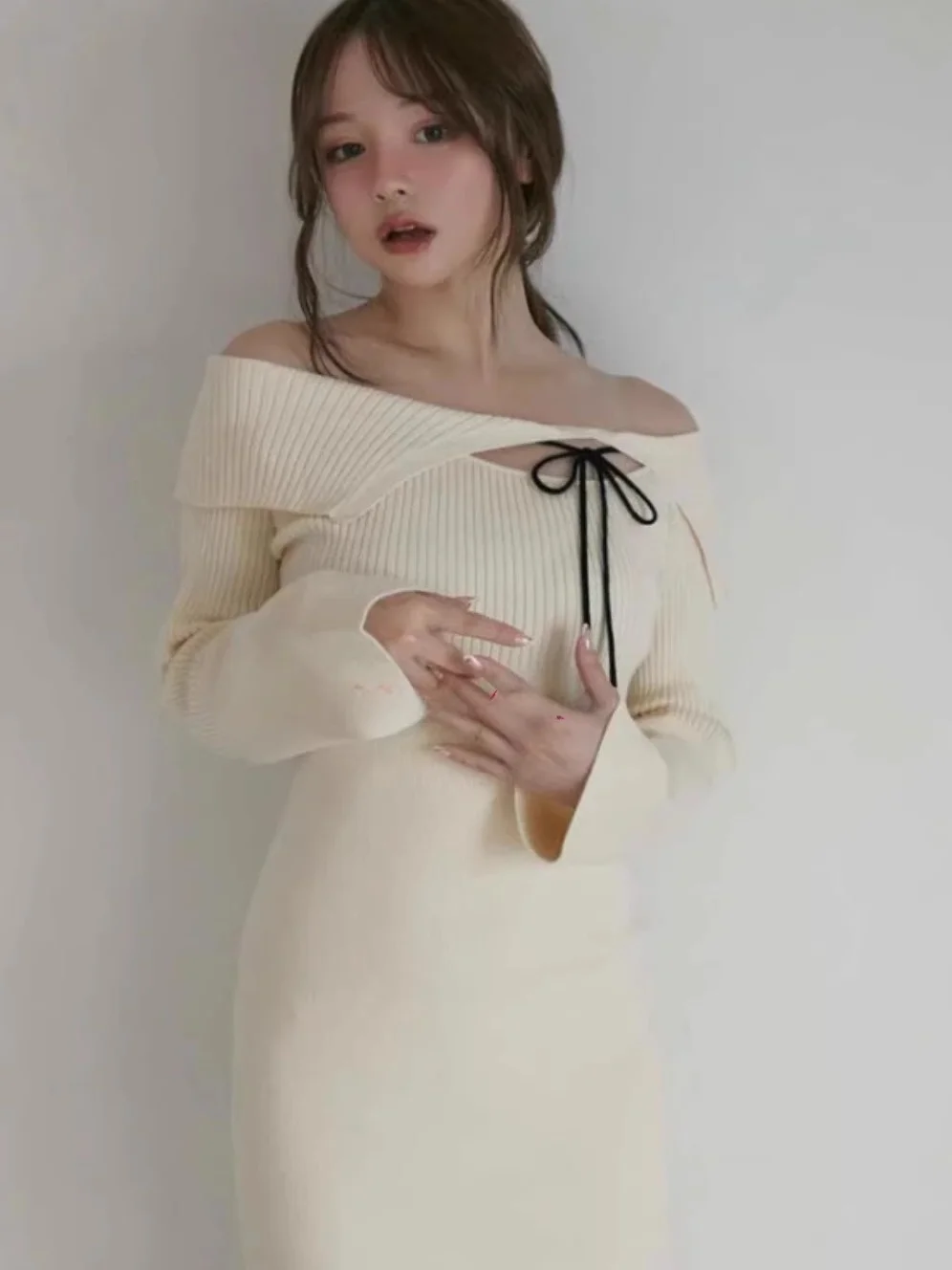 

Вязаное платье Sweet Pure Desire Style с длинными рукавами, завышенной талией, поясом-завязкой, миди-длина, с отложным воротником и вырезами