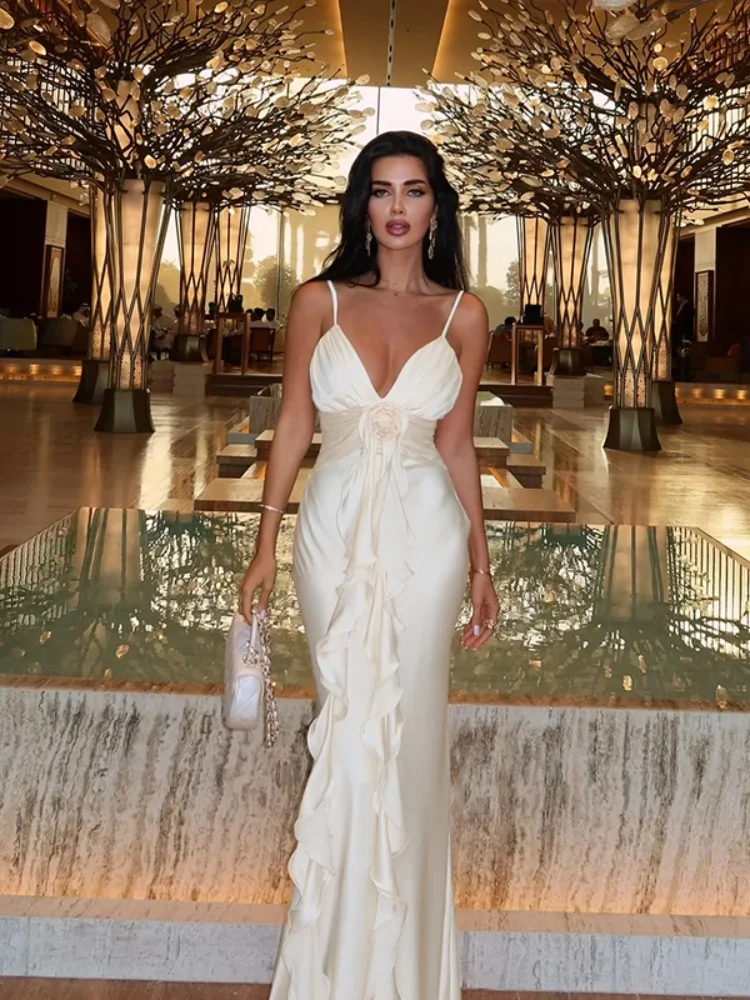 ชุดเดรสยาวผู้หญิงสไตล์แฟชั่น ดีไซน์เรียบหรู สีพื้น ผ้าซาติน แต่งระบายลายดอกไม้ สายคล้องคอ ทรงเข้ารูป ช่วยพรางหุ่น เหมาะสำหรับใส่ทำงานหรือโอกาสพิเศษ