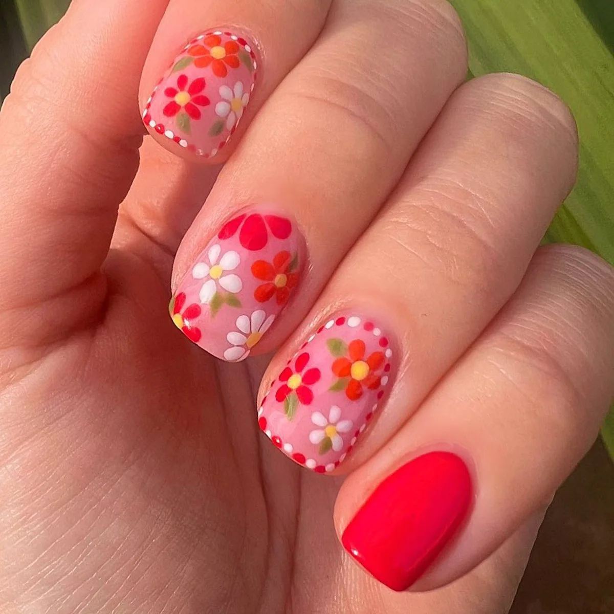 

24Pcs Short Fake Nails Red Press on Nails with Colorful Flowers Design Fashion False Nail Tip Manicure Wearable Detachable