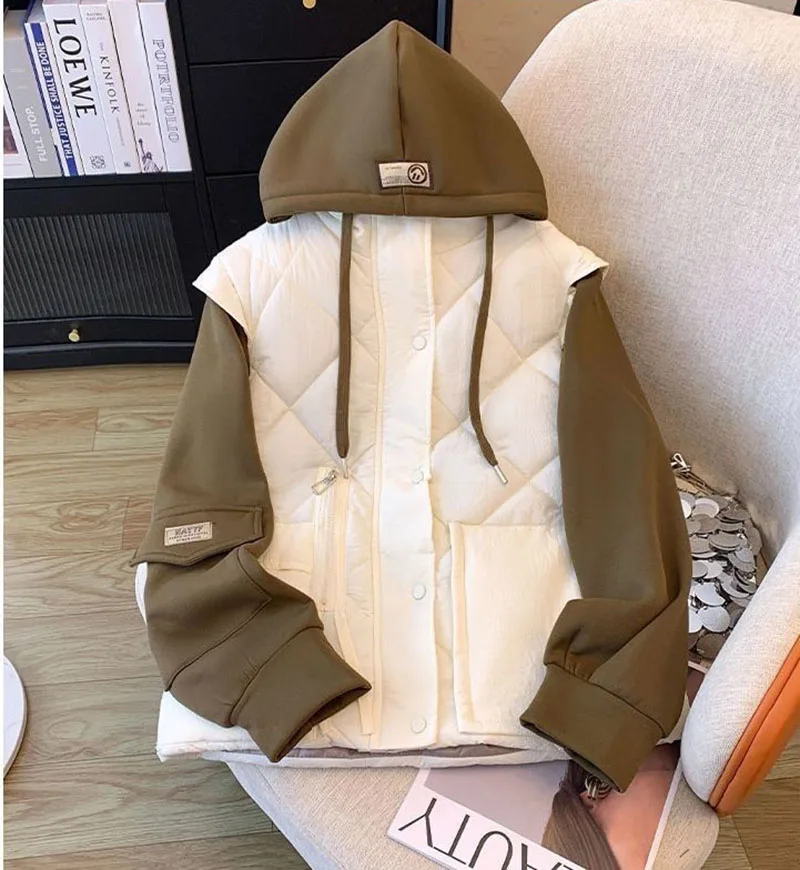 เสื้อโค้ทแฟชั่นฤดูหนาวปี 2025 แบบต่อผ้าหนา อุ่นสบาย สไตล์ยุโรป มีฮู้ด ดีไซน์สองชิ้นในตัวเดียว ผ้าฝ้าย สำหรับผู้หญิง