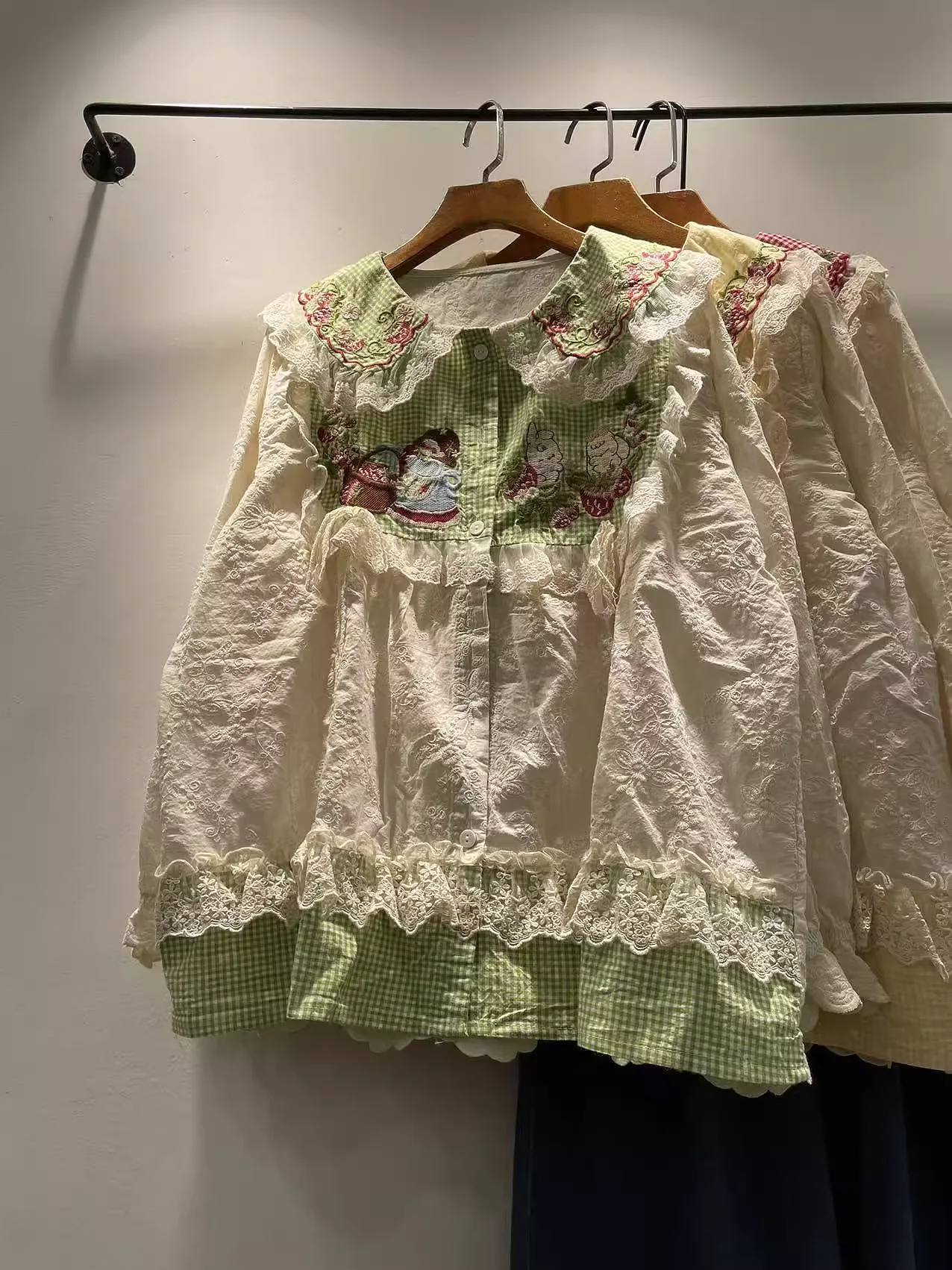 

Популярная корейская женская одежда, милые рубашки в стиле Лолиты, стиль мори для девочек, каваи, мультяшная вышивка, кружевные блузки с длинными рукавами, топы