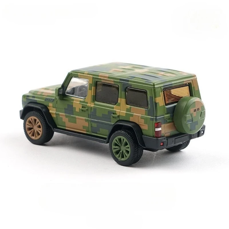 

XCARTOYS 1/64 Alloy Toy Beijing Off - road BJ80 Combat Camouflage Model Car Set with Simulation Dolls for Collection and Display