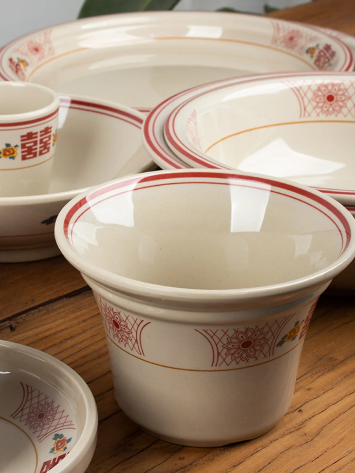 

Retro Red Double Happin Bowl Plate Cup Set Chinese Sle Countryside Simulated Cerc Dining Utensils Old Hot Pot