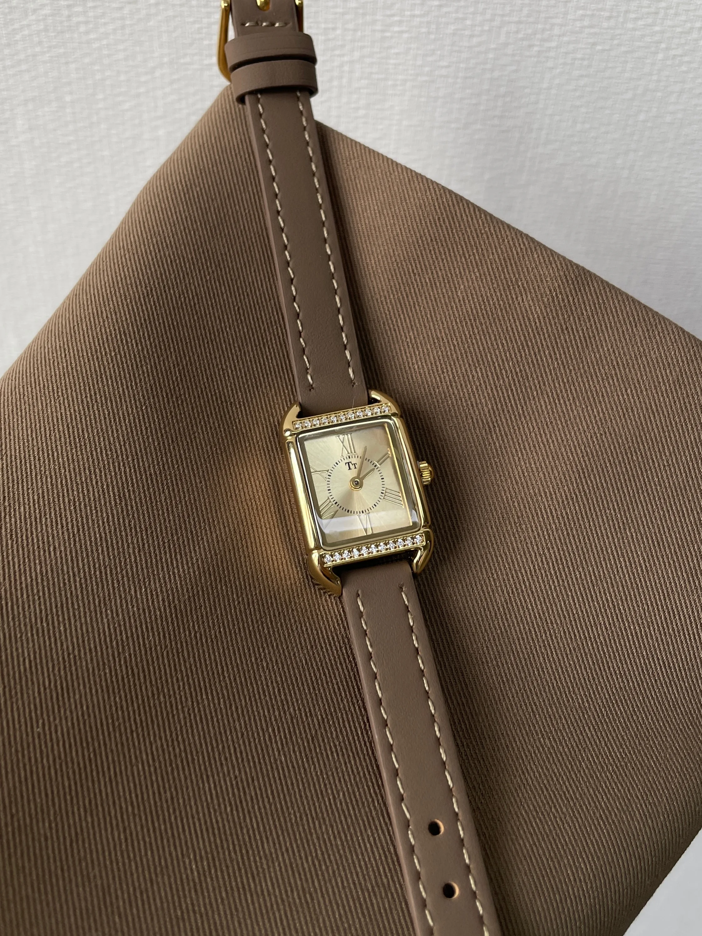 ساعة نسائية فاخرة تصميم مربع ستايل أنيق 2026 طراز جديد ساعة نسائية احترافية قيمة عالية وعصرية. #4