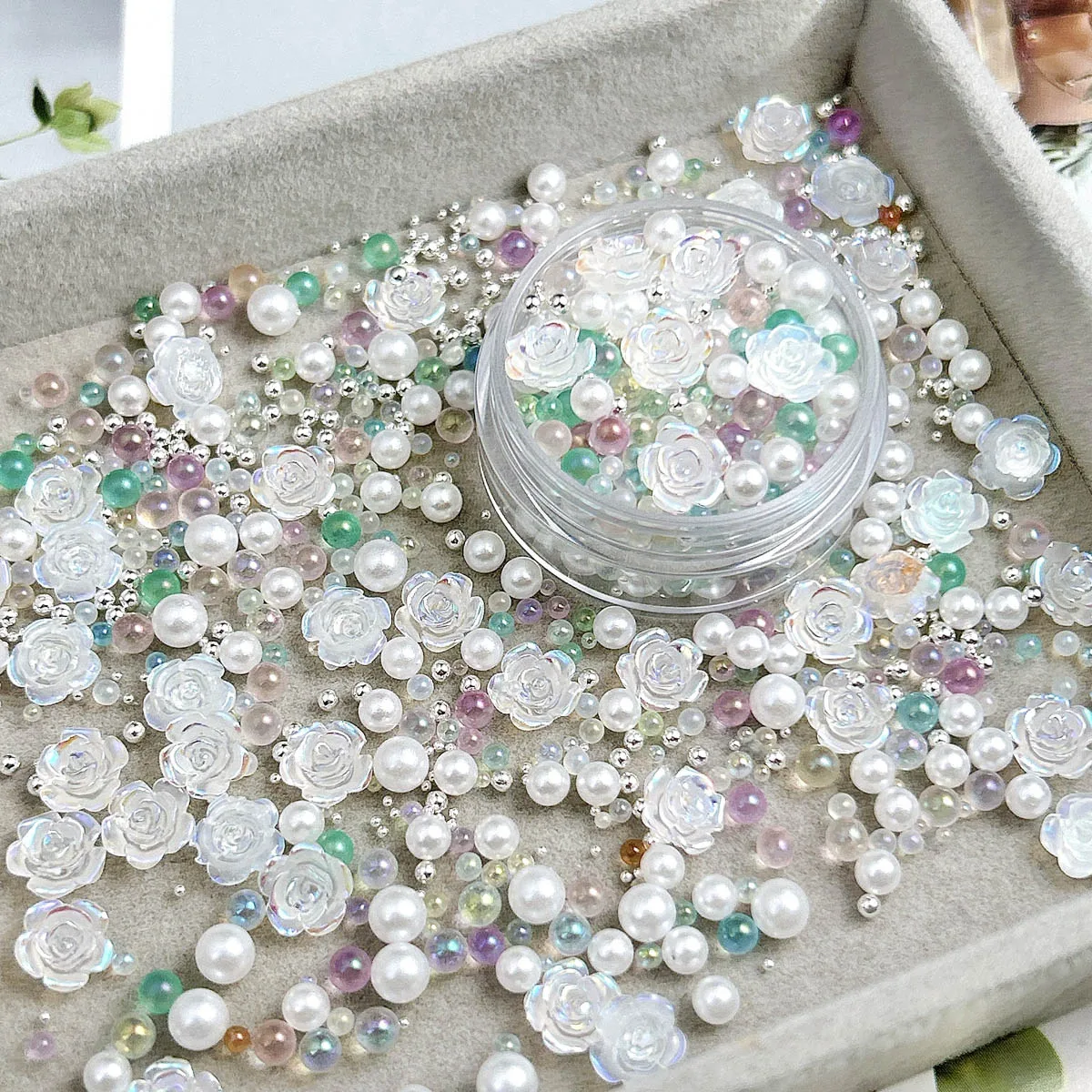 1 caja de cuentas de colores Camelia de resina mezcladas al azar, dijes para uñas, perlas de imitación blancas minimalistas, decoraciones artísticas para uñas DIY