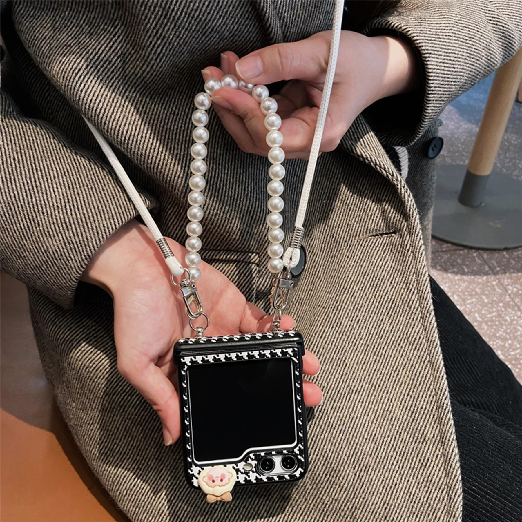 Luxury Classics Houndstooth Leather Hinge Case Cover Pearl Bracelet Long Strap For Samsung Galaxy Z Flip 7 FE 6 5 4 3 zflip7 5G