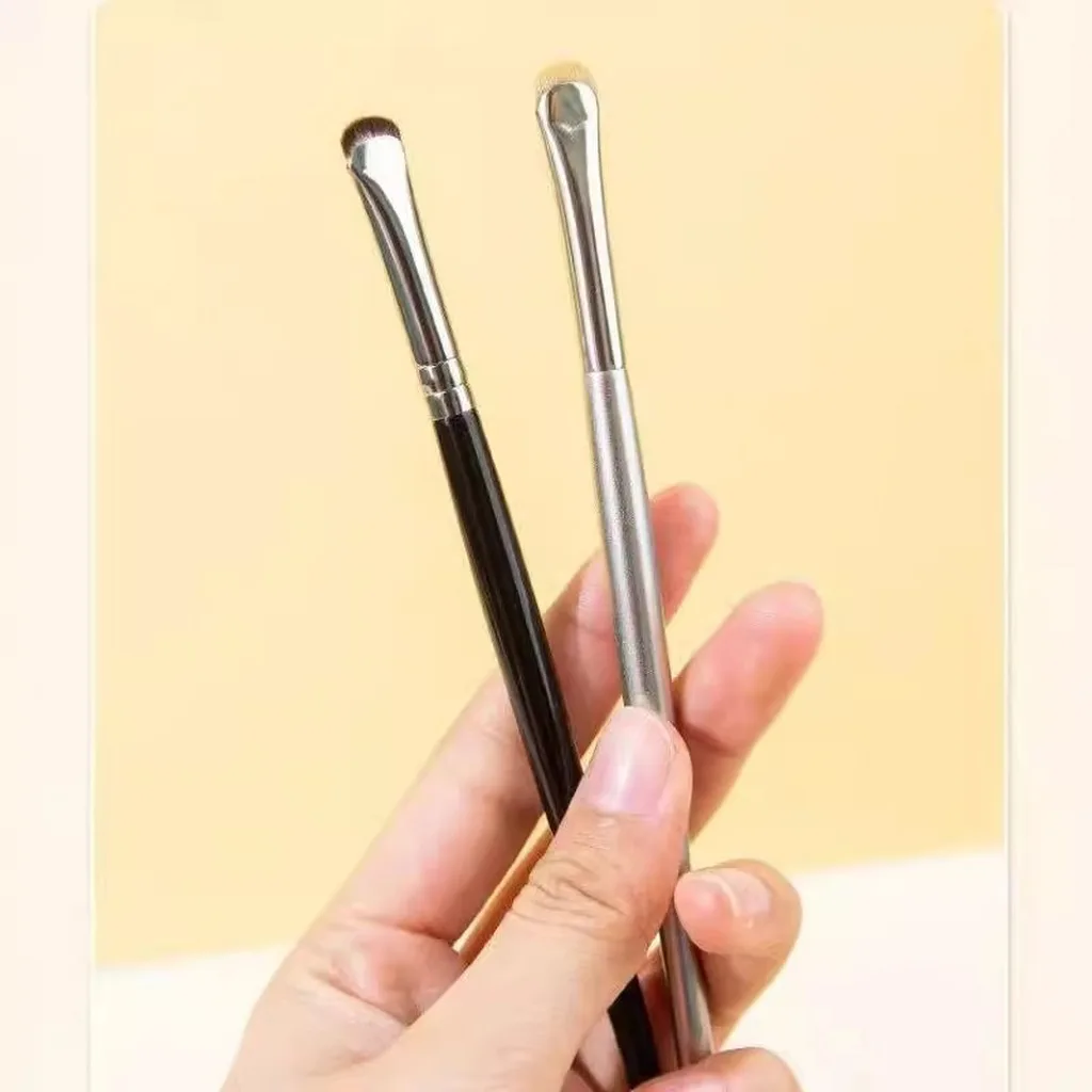 Eye Makeup Brush Reinforced Angled Detail Makeup Brush Small Eyeshadow Brush Aluminum For Detailed Eye Looks Stage Makeup Lower