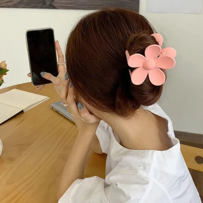 Korean Version of New Flower Hair Grab Back Spoon Matte Ponytail Shark Clip Fashionable Hair Clip New Headwear