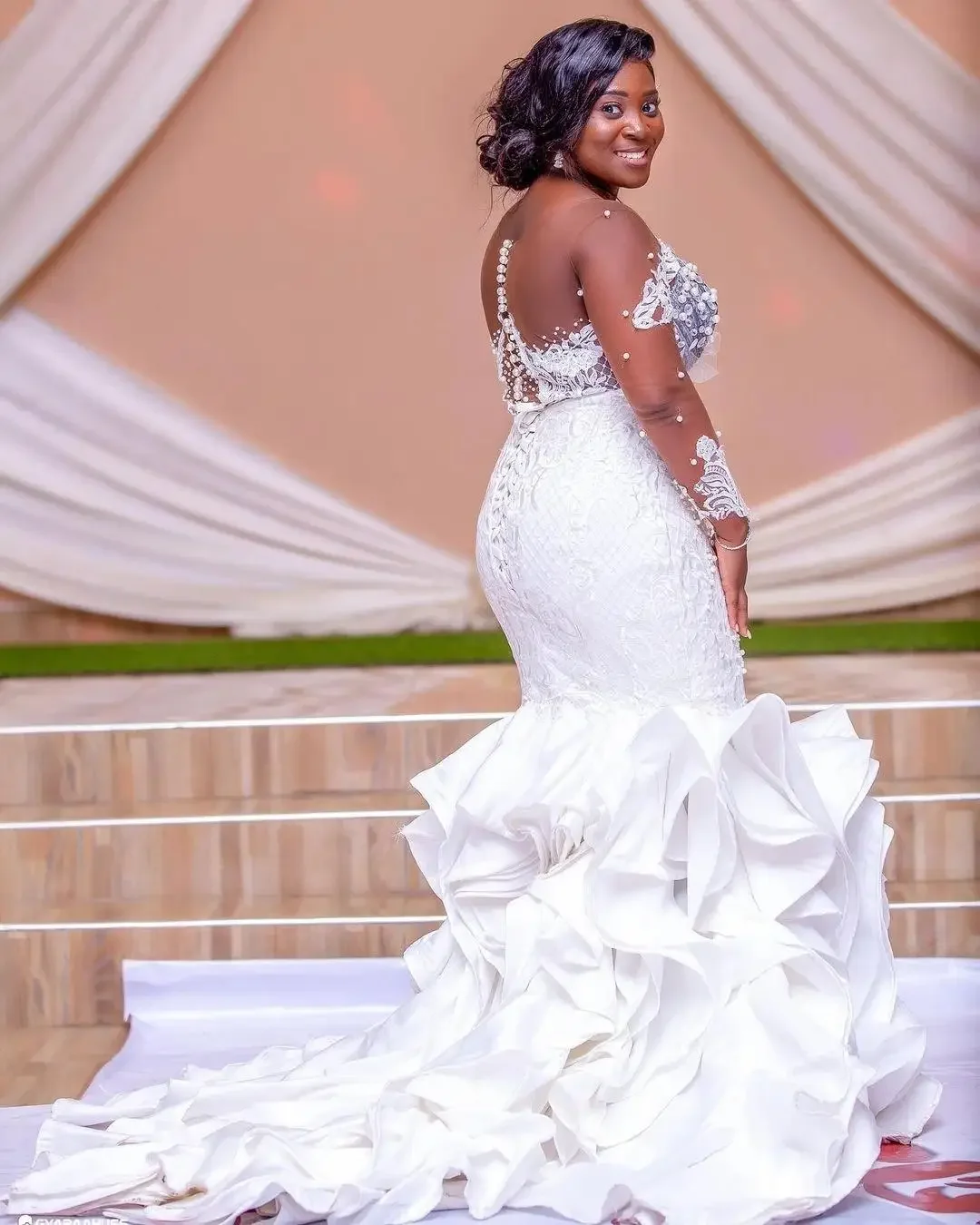 

Customized African Wedding Gowns Plus Size Long Sleeves Mermaid Ruffles Puffy Satin Lace Bridal Party Dresses With Crystals