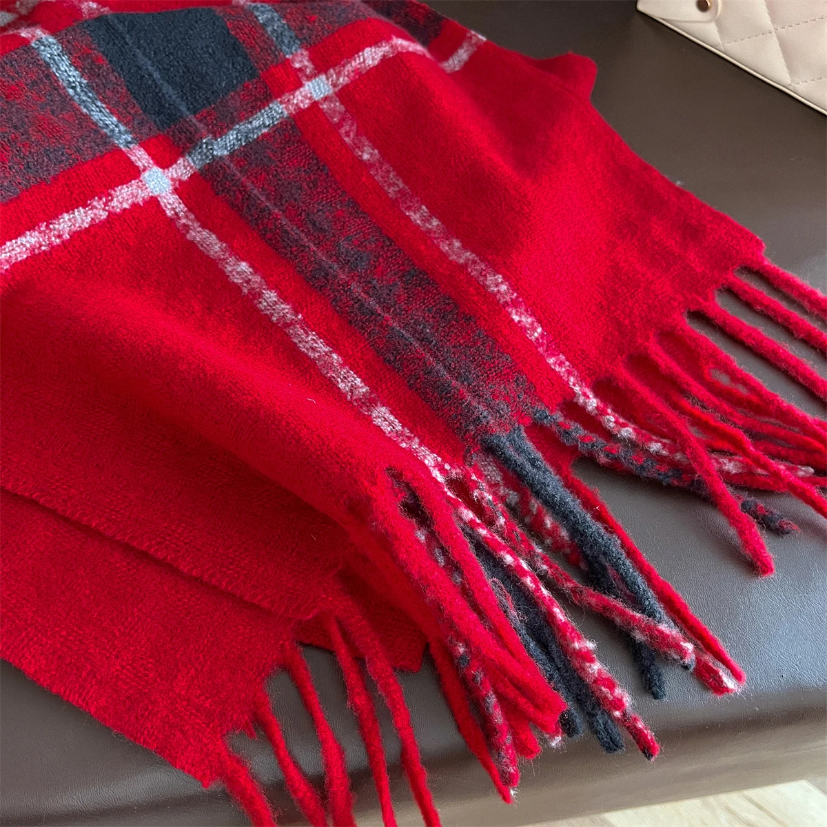 وشاح شتوي فاخر للسيدات من الكشمير الدافئ ماركة الباشمينا فولارد شالات نسائية يلتف سميكة وناعمة Bufanda المعطف والأوشحة سرق 2025