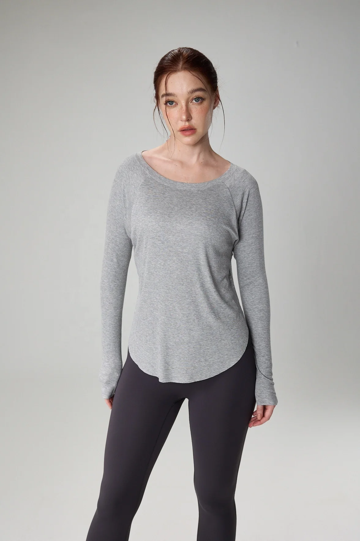 Relaxed Fit Boatneck เสื้อแขนยาว Ribbed ผู้หญิงธรรมชาติ Breathable Bum ครอบคลุมความยาวลําลองโยคะเสื้อขนาดใหญ่