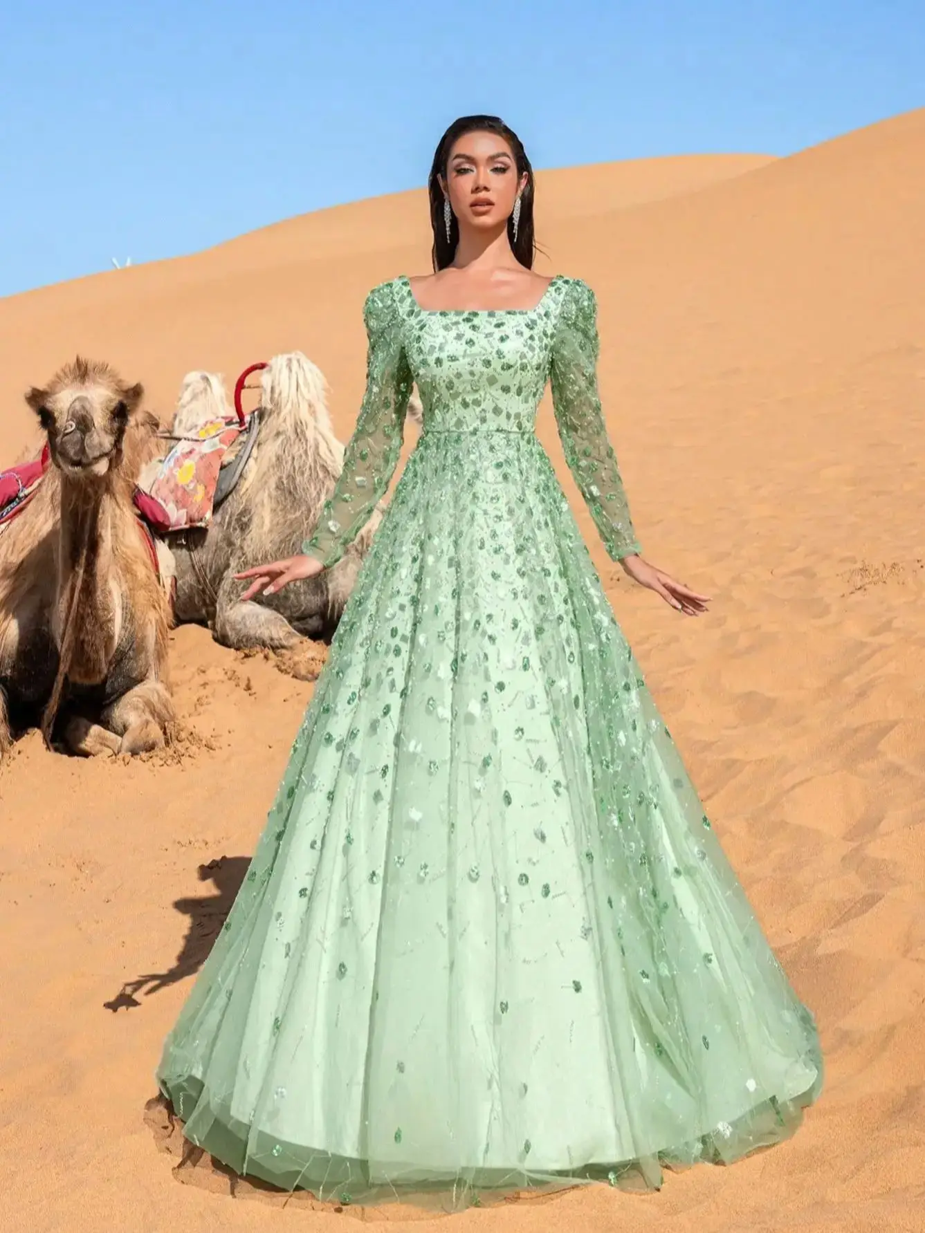 

Великолепное вечернее платье Haute Glamour с пайетками из бисера, длинными рукавами и облегающим лифом — роскошное прозрачное наложение и ослепительный свет E