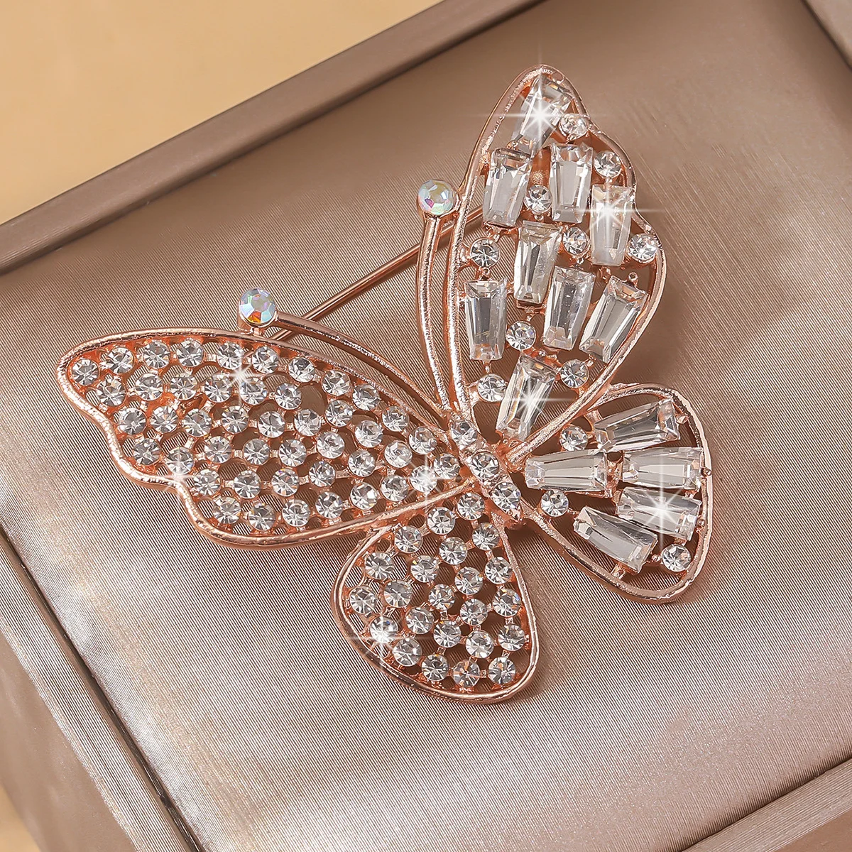 Fashionable and versatile Korean style brooch design with decorative pins for clothing, fixed and anti glare chest flower