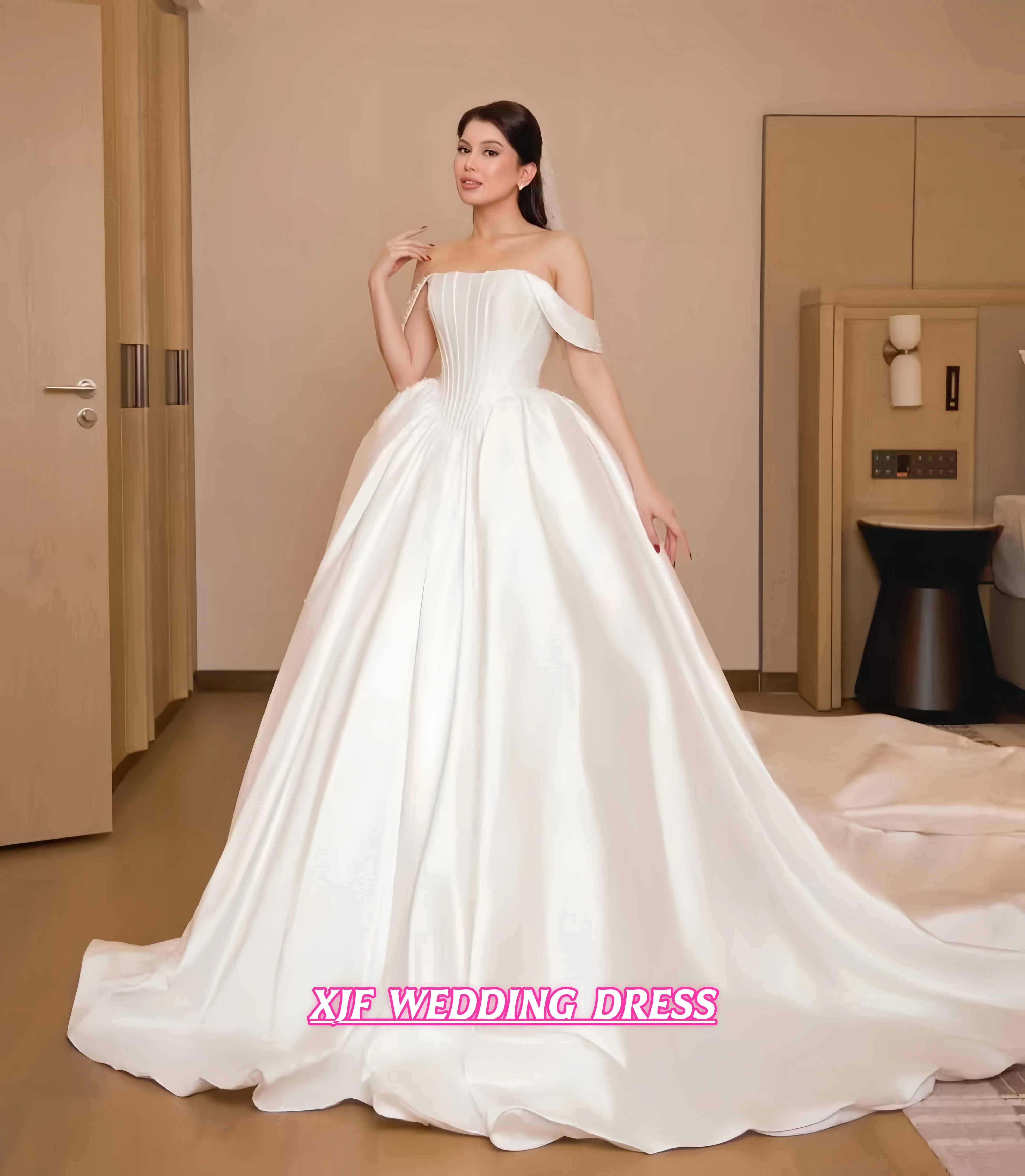 

Индивидуальное свадебное платье-баллон из атласа без бретелек и рукавов, украшенное декоративными элементами, для невесты. Элегантное свадебное платье.