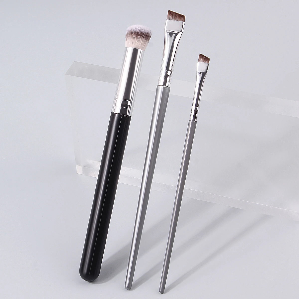 2 fine and ultra-thin large and small blade eyeliner brushes +1 multi-purpose facial concealer brush, soft bristles makeup tools