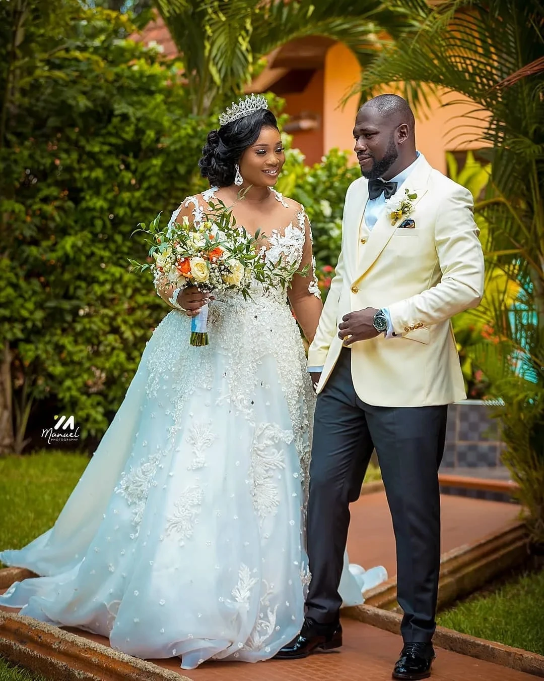 

African Wedding Dresses Black Girls A-line Long Sleeves Appliques Beaded Aso Ebi Bridal Gowns Vestido De Novia Customized