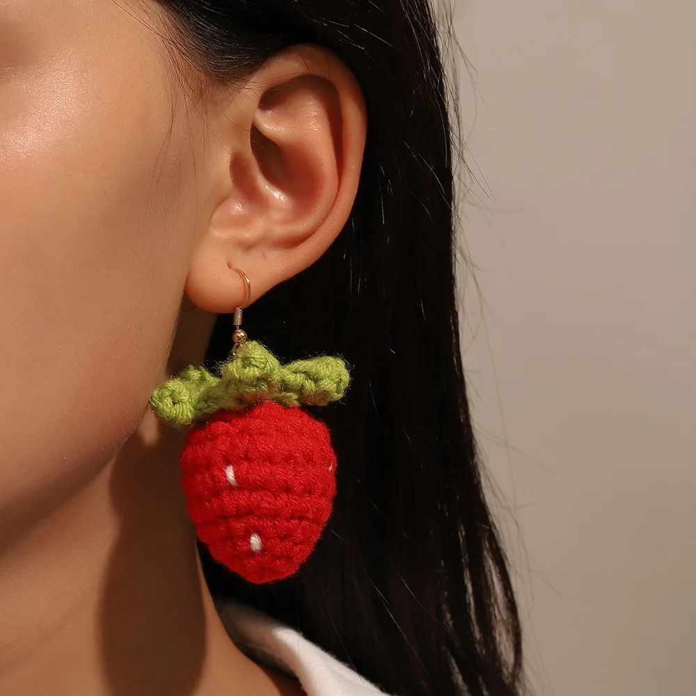 3.4*5.4cm Sweet Knitted Woven Strawberry Dangle Earrings Knitting Wool Fruit Strawberry Dangle Earrings for Winter Ear Ornaments