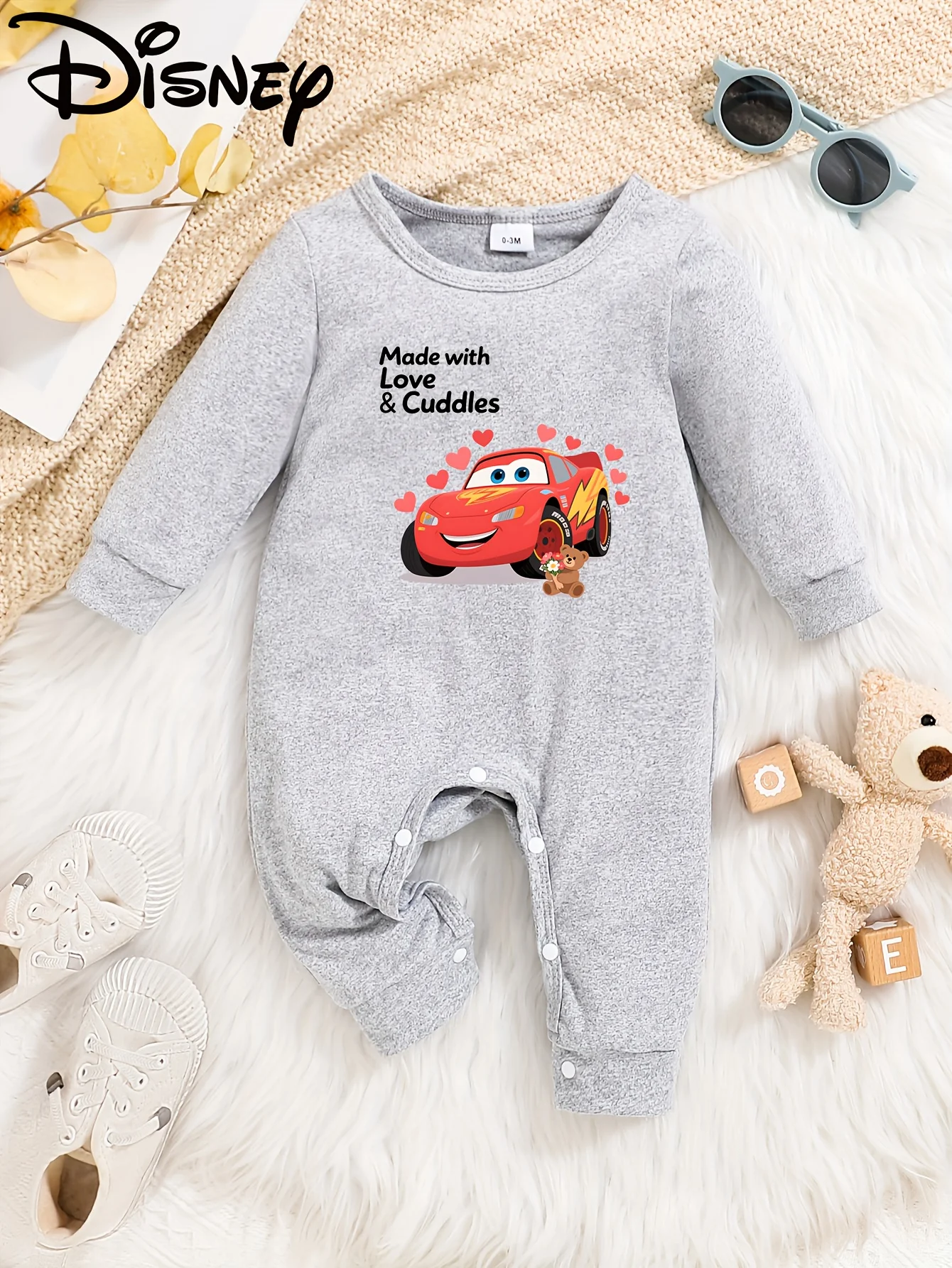 【Autorizado】 Mameluco de manga larga para bebé con temática de Disney Lightning Mcqueen, diseño clásico de cuello redondo que se adapta al cuello del bebé, lindo estampado de Lightning Mcqueen añade brilla al atuendo! Tela suave que es agradable para la piel y transpirable, lavable a máquina y duradera, se puede usar en todas las estaciones, cómodo para jugar al aire libre, lindo y práctico al mismo tiempo ~