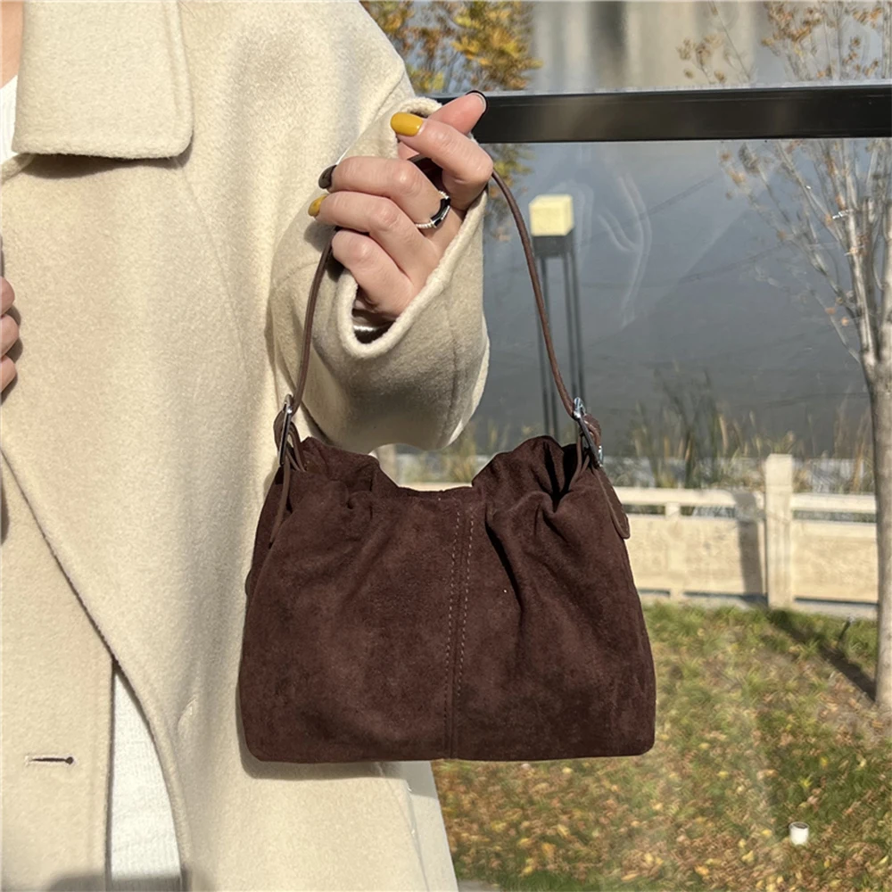 حقيبة صغيرة محمولة باليد ذات ملمس غير لامع، حقيبة كتف نسائية جديدة، حقيبة كروس راقية وعصرية