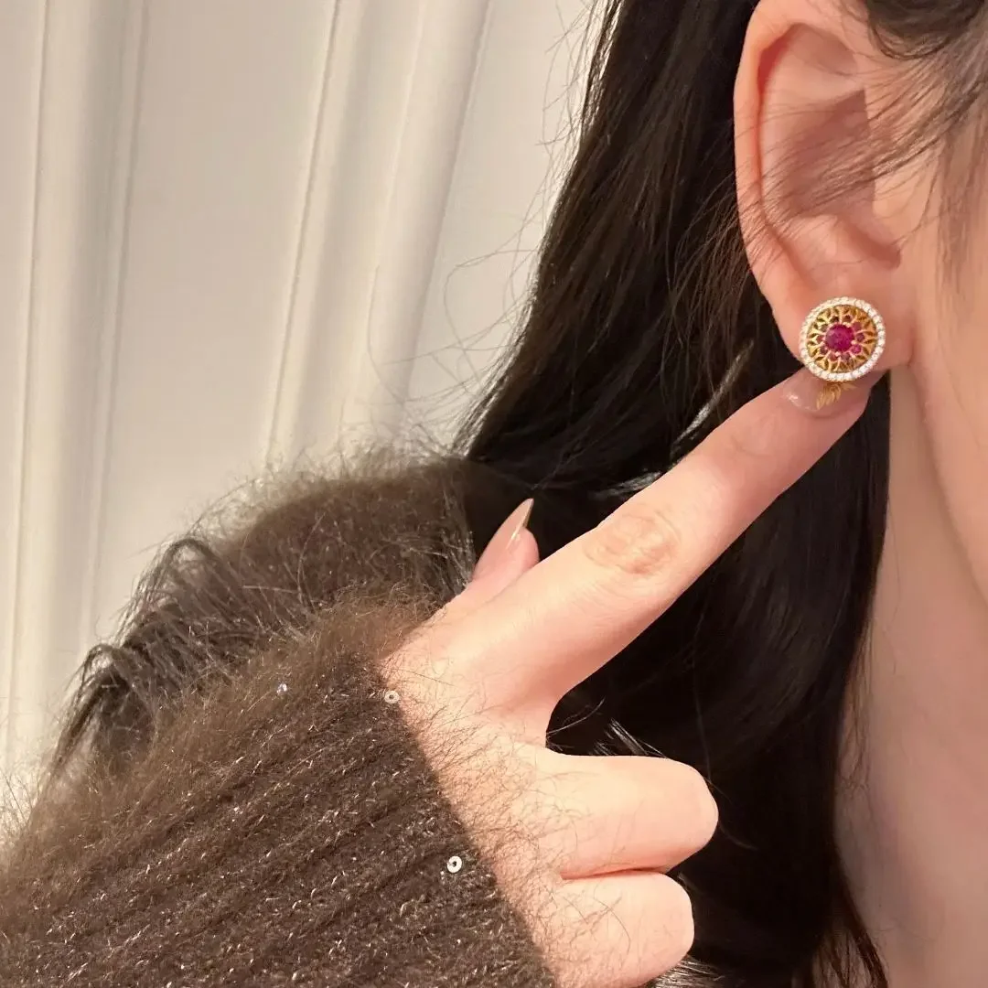 

Высококачественные круглые серьги с бриллиантами в дворцовом стиле, рубиновые серьги для женщин, очаровательные серьги в стиле ретро с выдолбленными цветами, ювелирные изделия-гвоздики