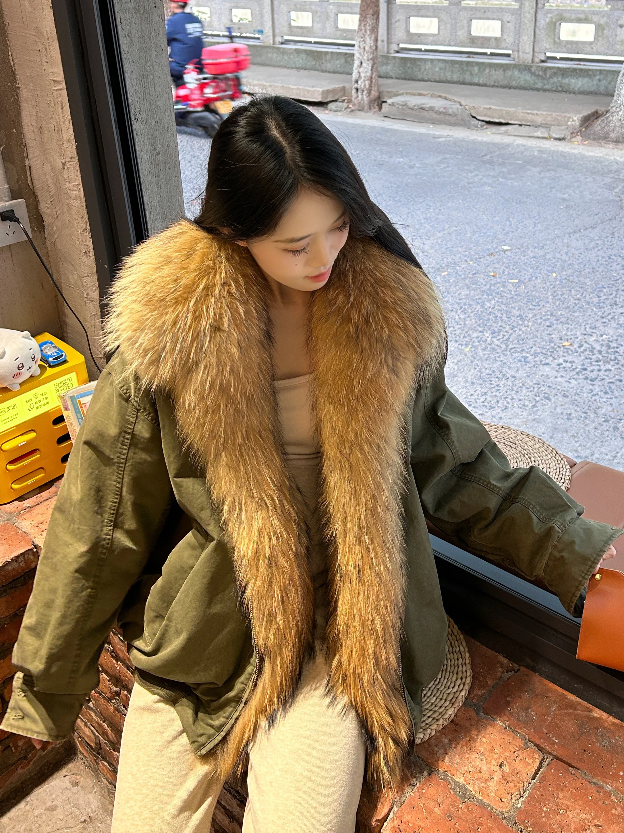 

Новая женская пуховая парка 2025 года с отстегивающимся меховым воротником, внутренней подкладкой из гусиного пуха, винтажная теплая куртка средней длины для женщин