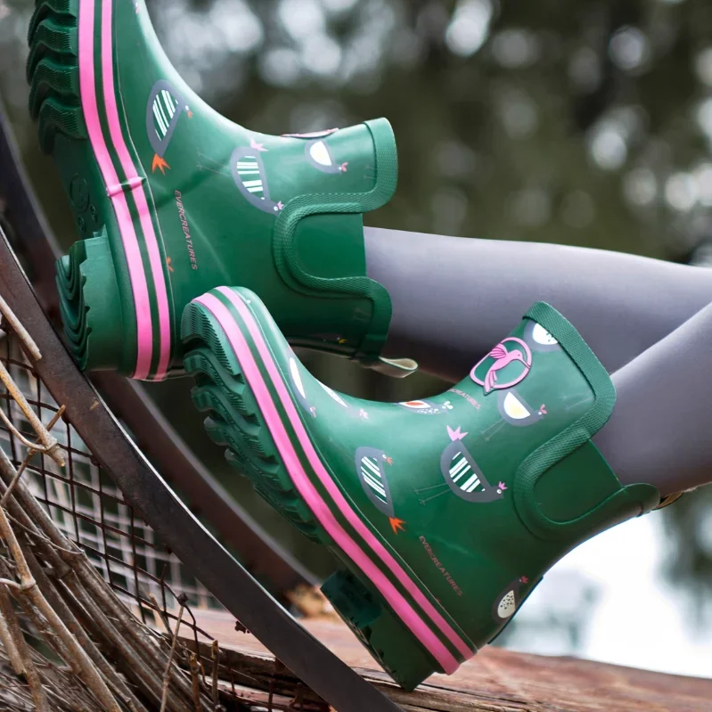 Damskie brytyjskie antypoślizgowe kalosze z krótką cholewką i nadrukiem kreskówkowych kurczaków.