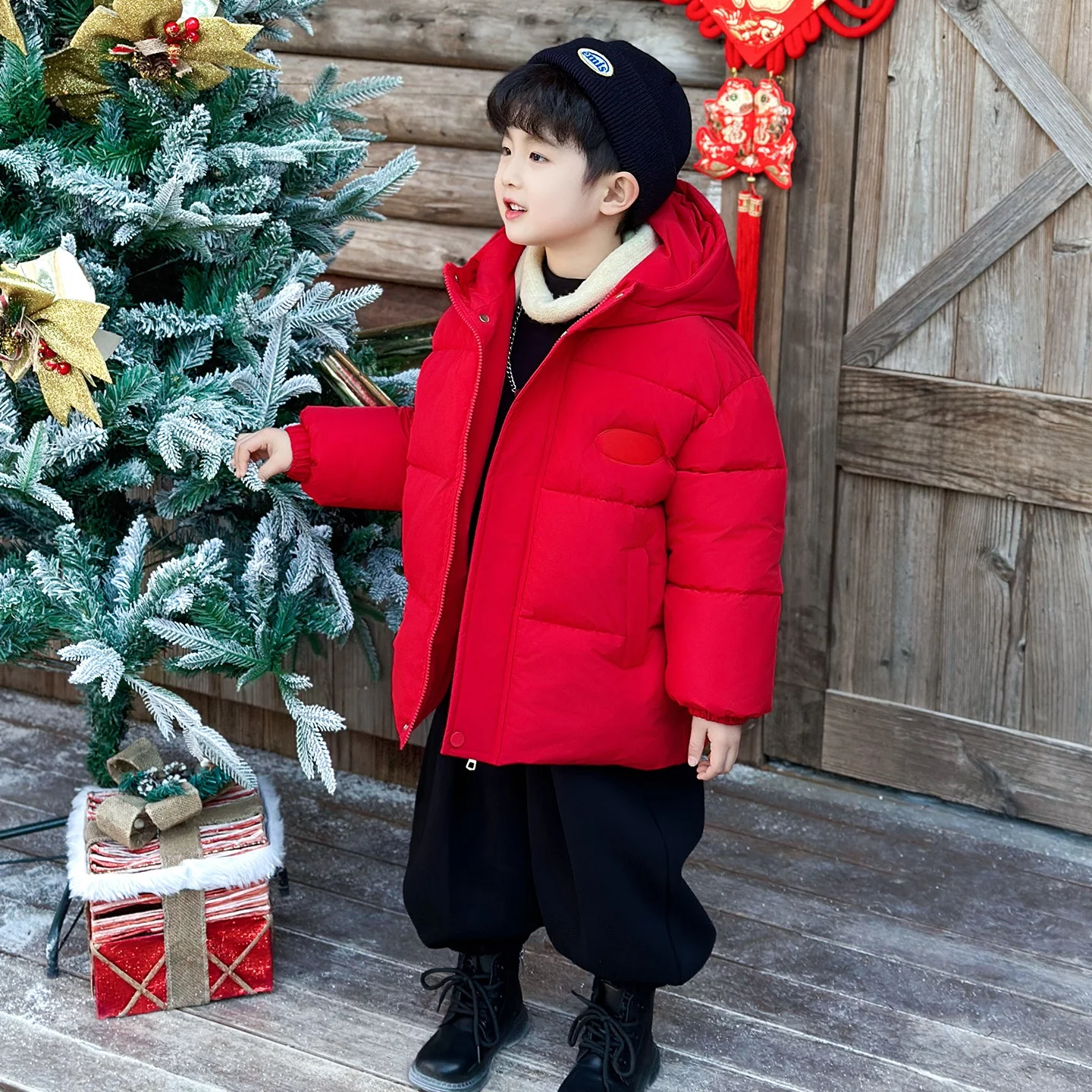 

Утепленная хлопковая куртка для мальчиков на зиму 2025 года: новая модель, теплая, красная, с капюшоном, стандартный крой