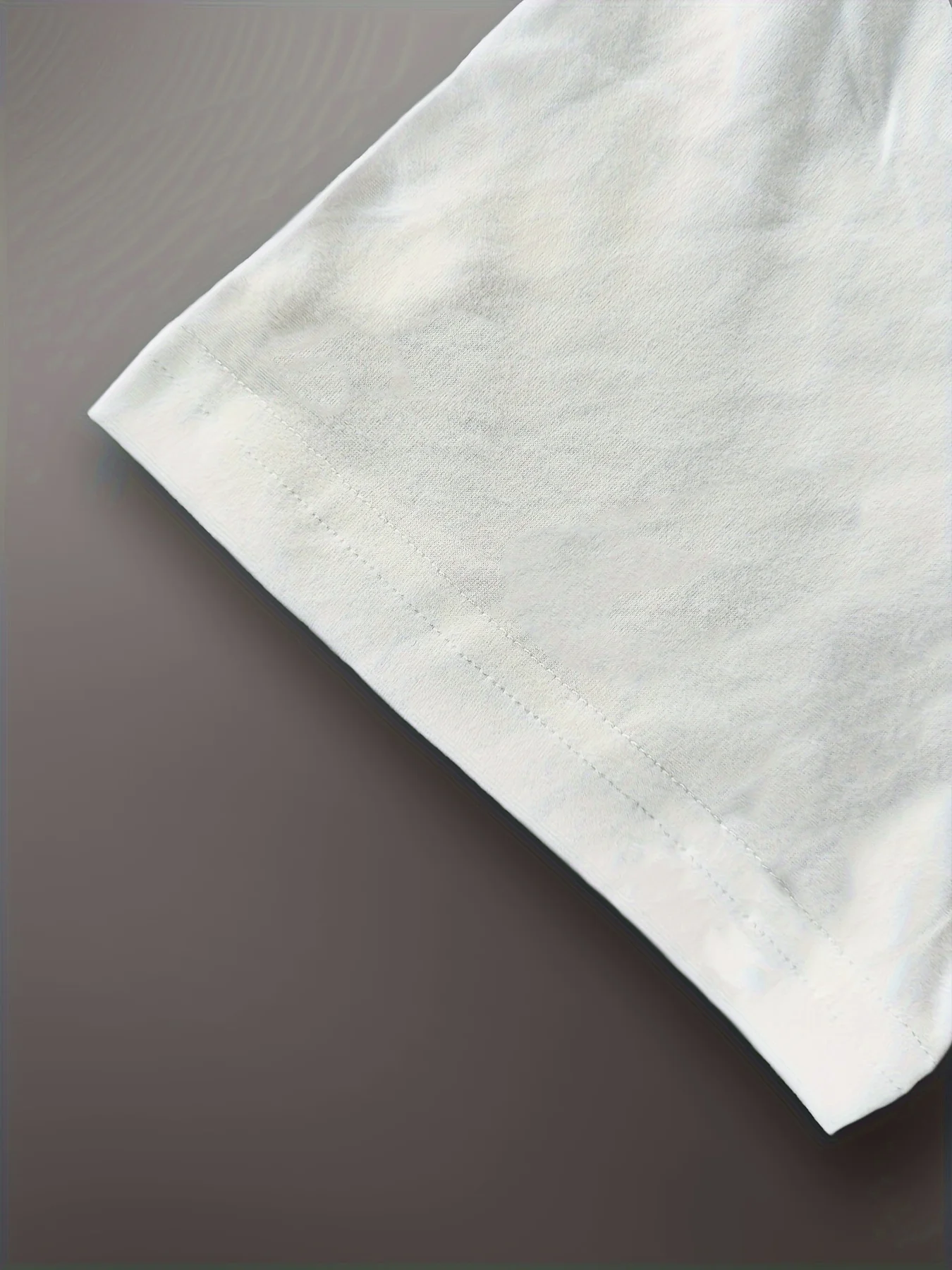 Damska koszulka graficzna FADEAWAY - modny nadruk okularów z napisami \"Never Fade Away\" i \"Explore Your Dark Side\".