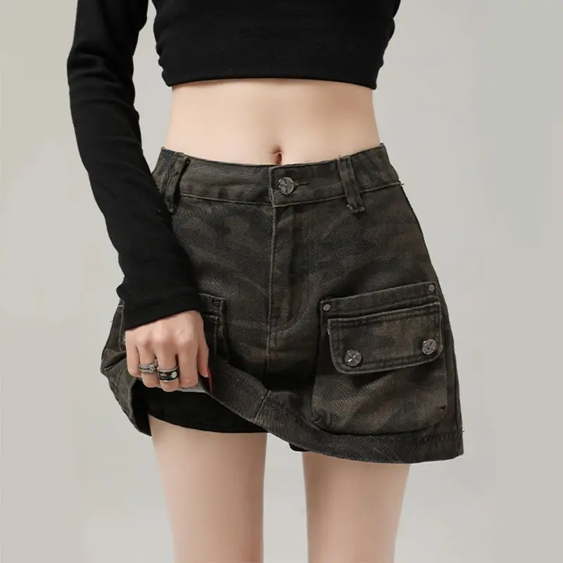

Camouflage workwear denim mini skirt, anti-exposure, for women, spring/summer style, for petite figures, elongates the legs and