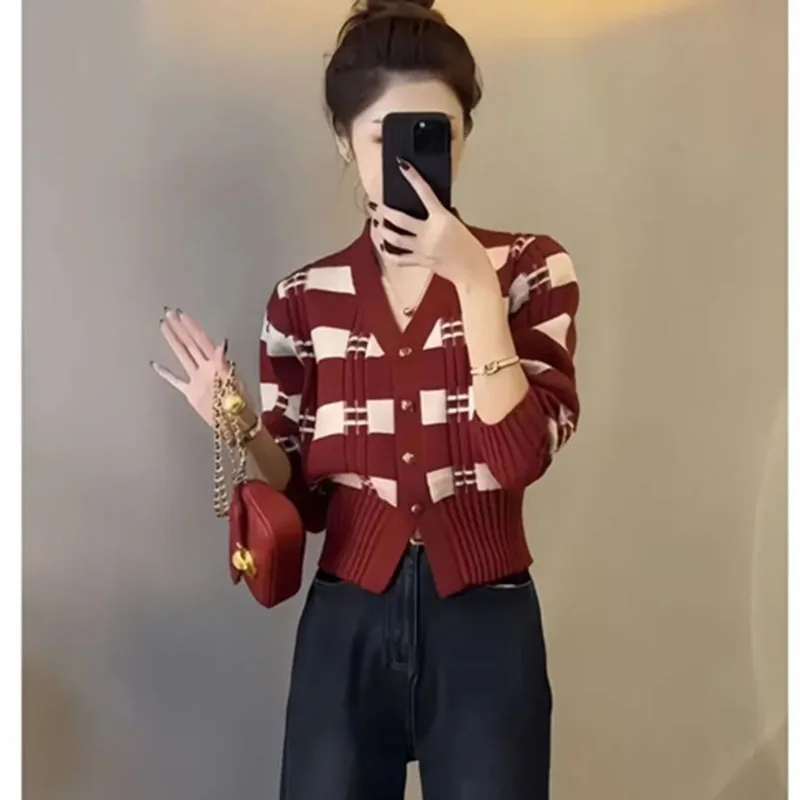 เสื้อสเวตเตอร์แฟชั่นสั้นสำหรับผู้หญิง เสื้อแจ็คเก็ตถักนิตติ้ง 2026 รุ่นใหม่ ฤดูใบไม้ผลิ ฤดูใบไม้ร่วง สีสันตัดกัน ลายทาง เสื้อคลุมคาร์ดิแกนถักนิตติ้ง