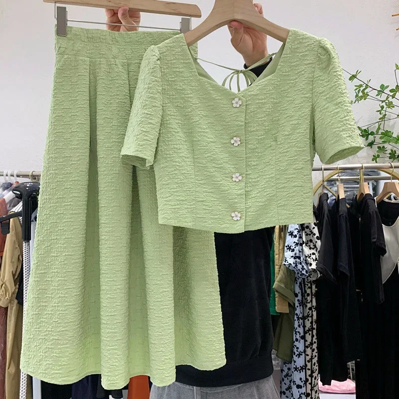 Conjunto de dos piezas de adelgazamiento, vestido pequeño de estilo fragante, ajustado, media falda, versión coreana, novedad de verano 2024