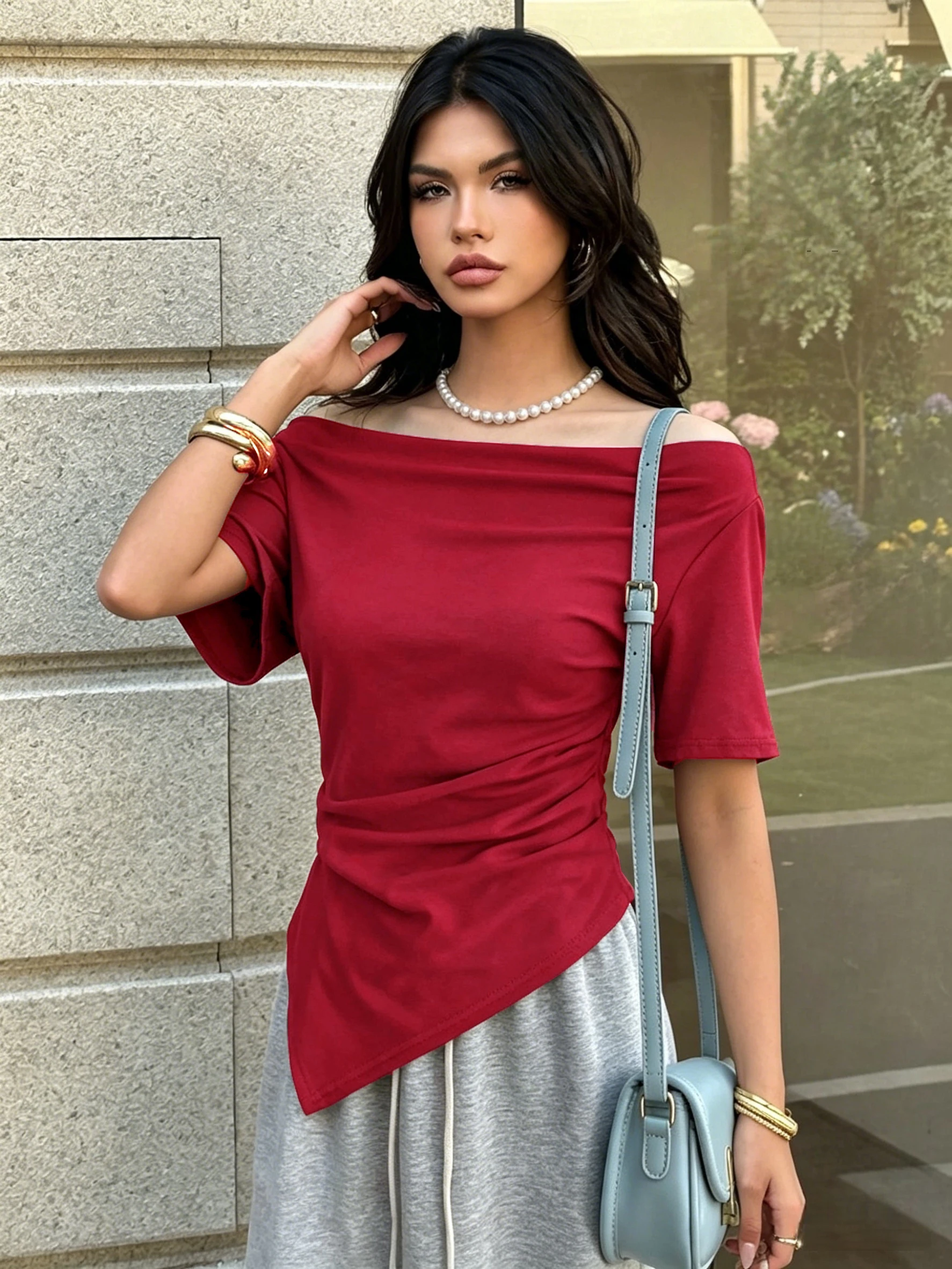 Damen-Top mit freiem Schulterbereich, kurzen Ärmeln, überkreuzter Raffung an der Taille, asymmetrischem Saum, figurbetontem Schnitt, im Y2K-Stil, sexy, für Weihnachten, Feiertage, Partys und Freizeit, T-Shirt. – Detail 4