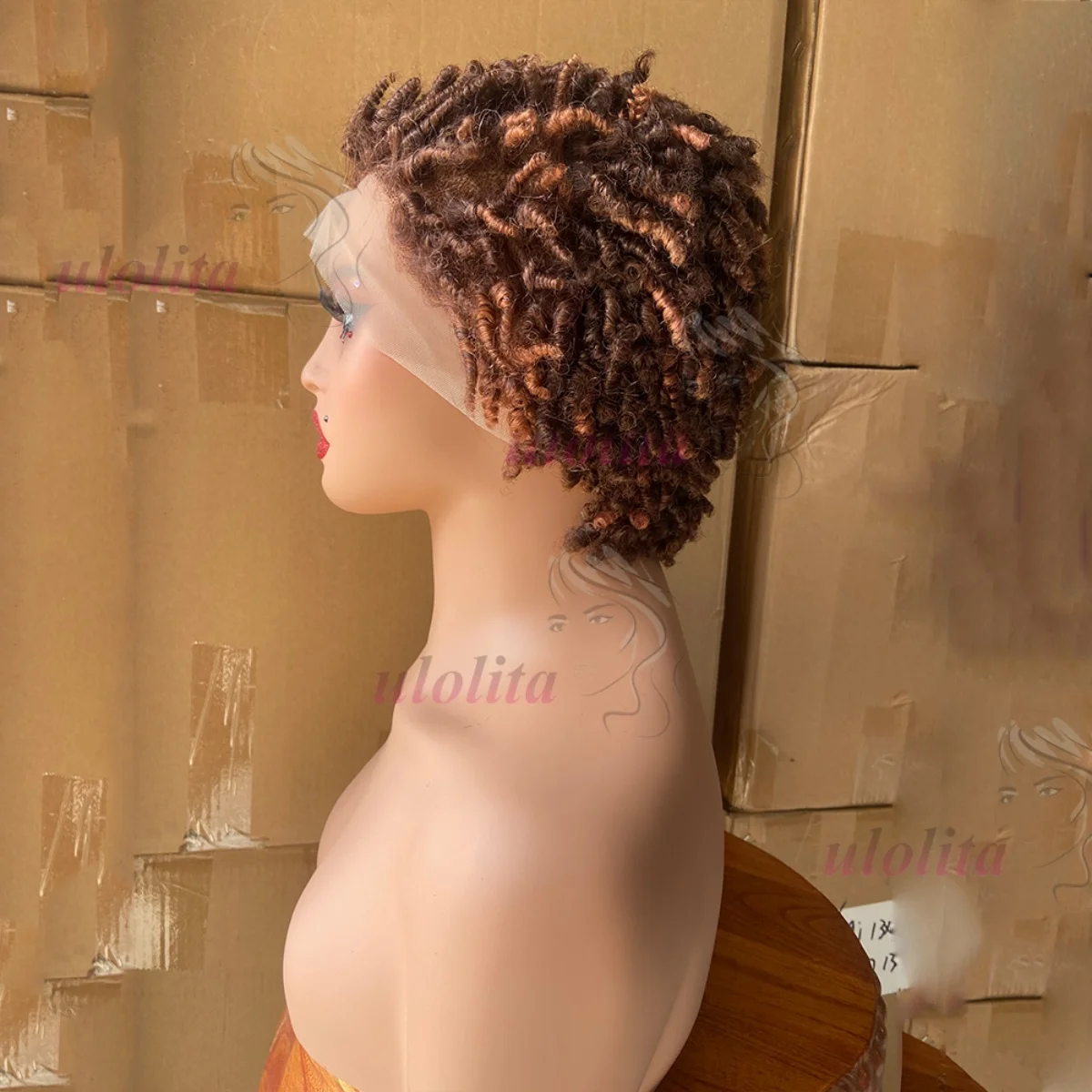 Premium 13x4 Lace Front Kurze Caterpillar Lockige Echthaarperücke in Naturfarbe aus brasilianischem Remy-Haar, geeignet für den täglichen Gebrauch von Frauen. – Detail 17