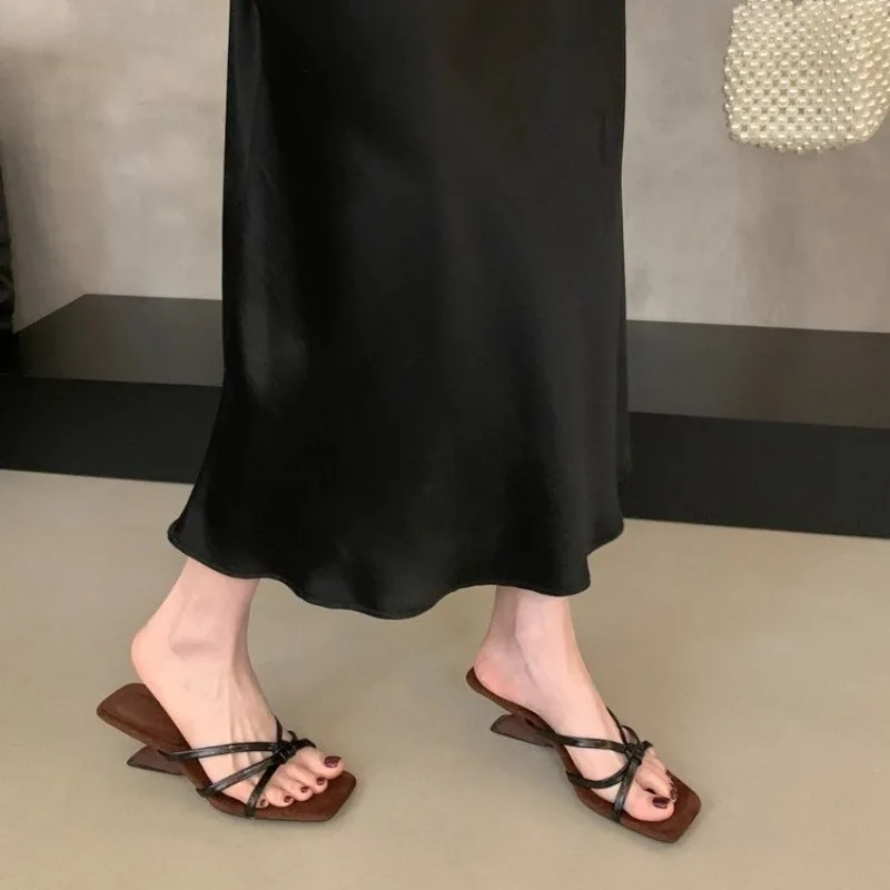 شباشب على الموضة للنساء 35-40 حزام ناعم مفتوح من الأمام بمقدمة مربعة على شكل كعب صنادل أنيقة يومية بفم ضحل أحذية بكعب عالي