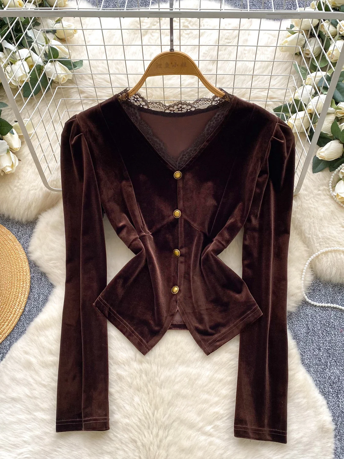 

Velvet irt Women's V-ne Lace Patchwork Bubble Sve Faionable Base Layer Top for Autumn Winter Versatile