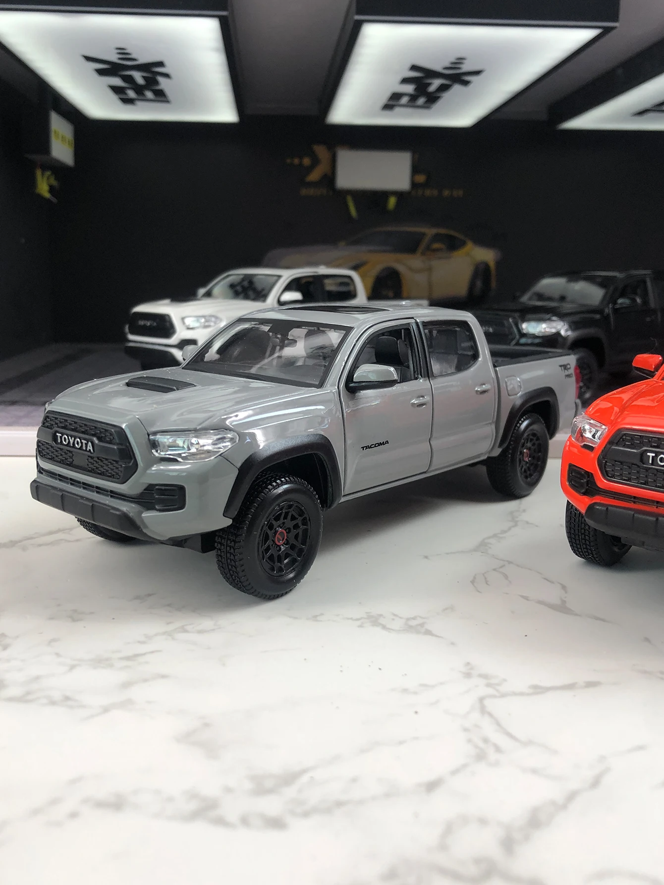 

Maisto 1:27 simulation zinc alloy Toyota Tacoma TRD Pro 2023 model car, static ornament, metal collectible gift car
