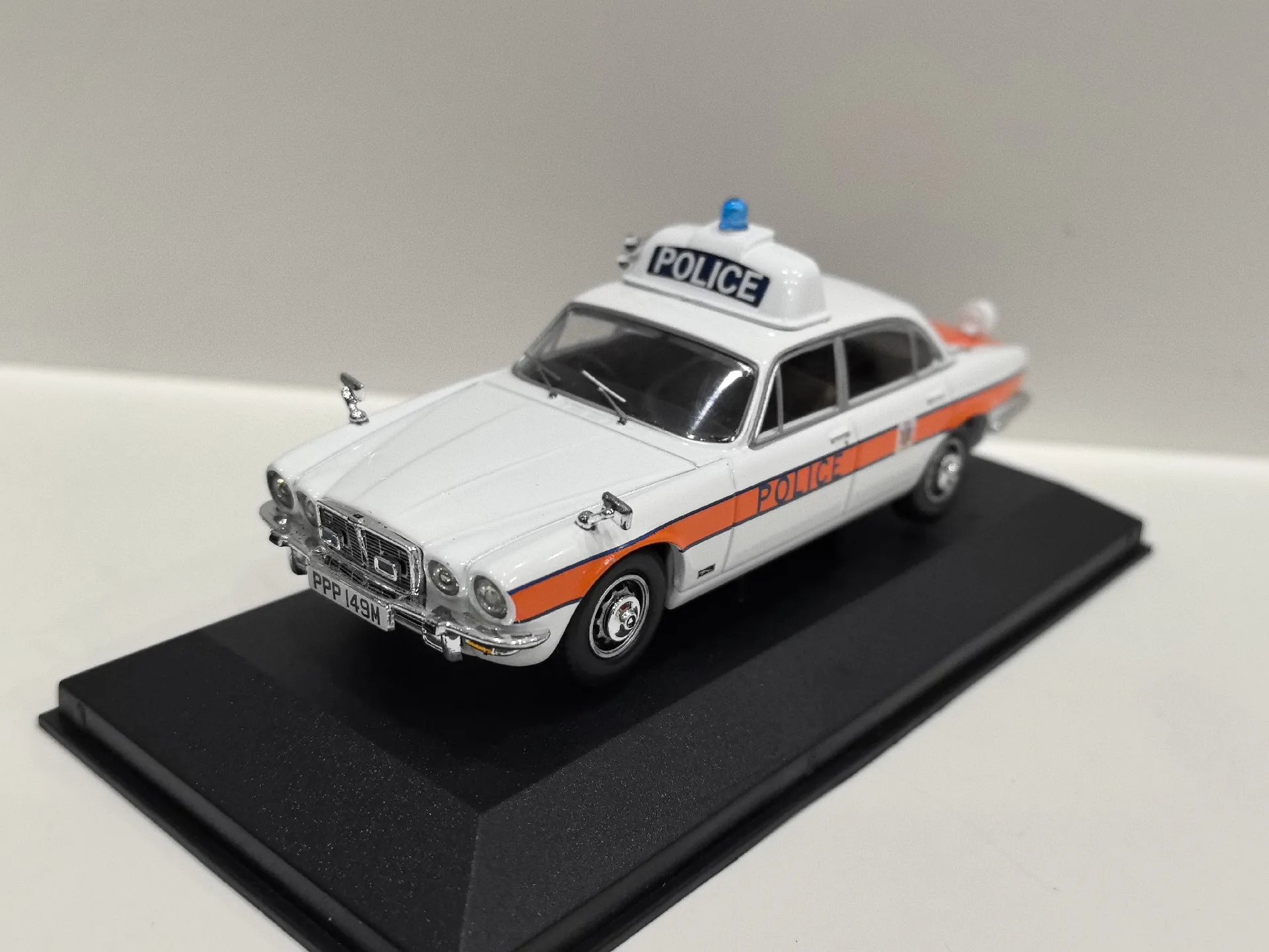 

Diecast CORGI Puppy 1/43 Scale JAGUAR XJ6 Alloy Car Model Collectible Toy Gift Souvenir Display Ornament
