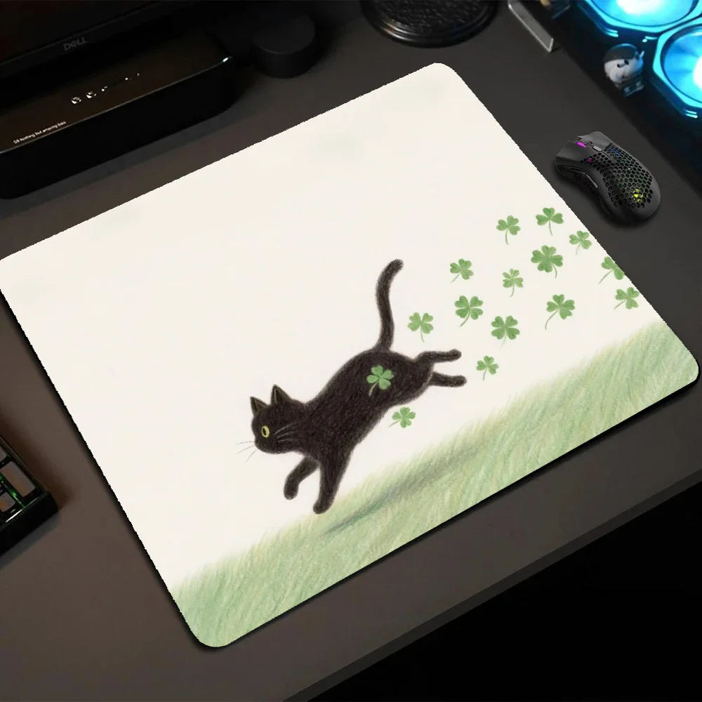

Small-sized cartoon cat pattern mousepad is made of soft and comfortable rubber material suitable for players, offices and homes